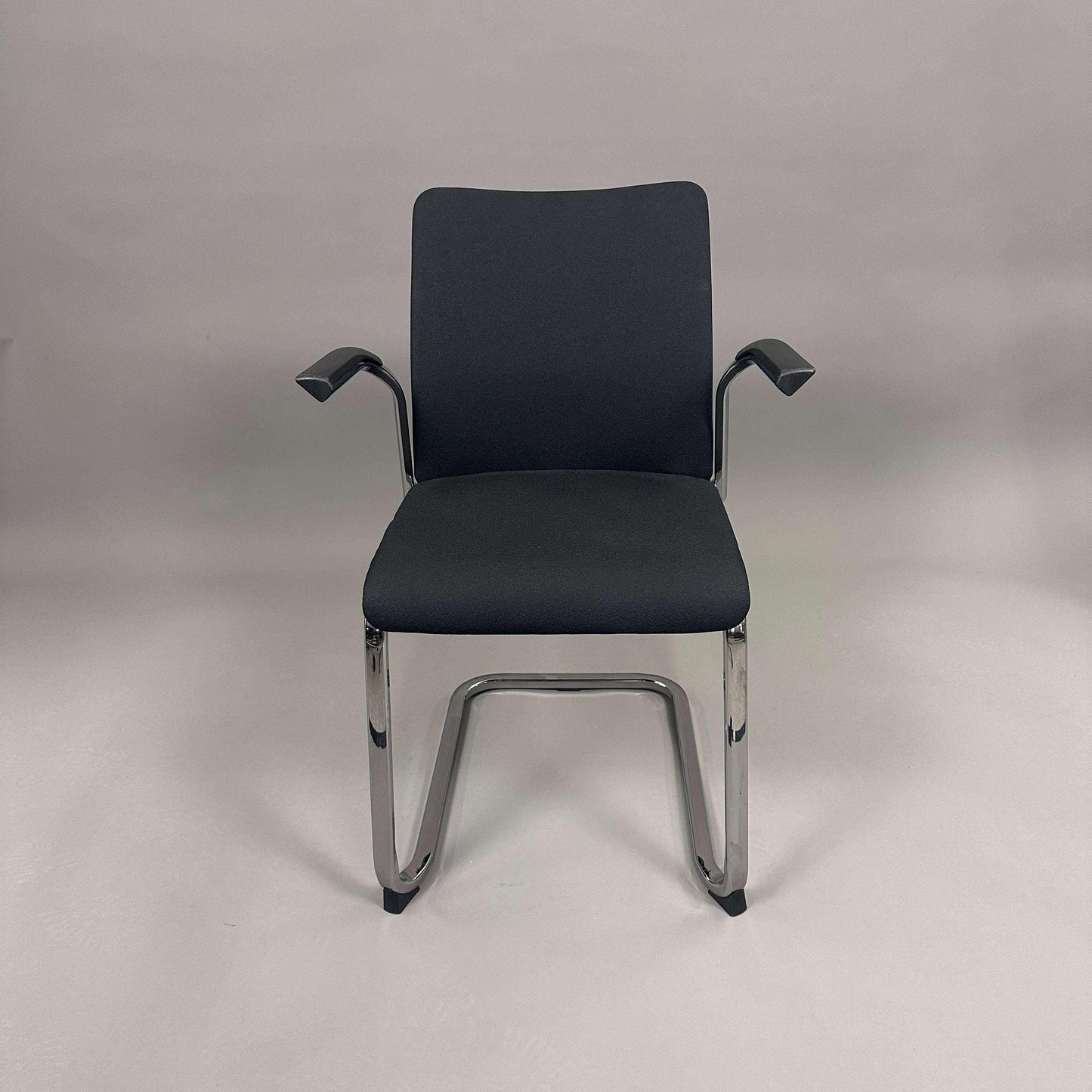 Steelcase Northside Besprechungsstuhl with black padded backrest and chrome frame, stackable office meeting chair