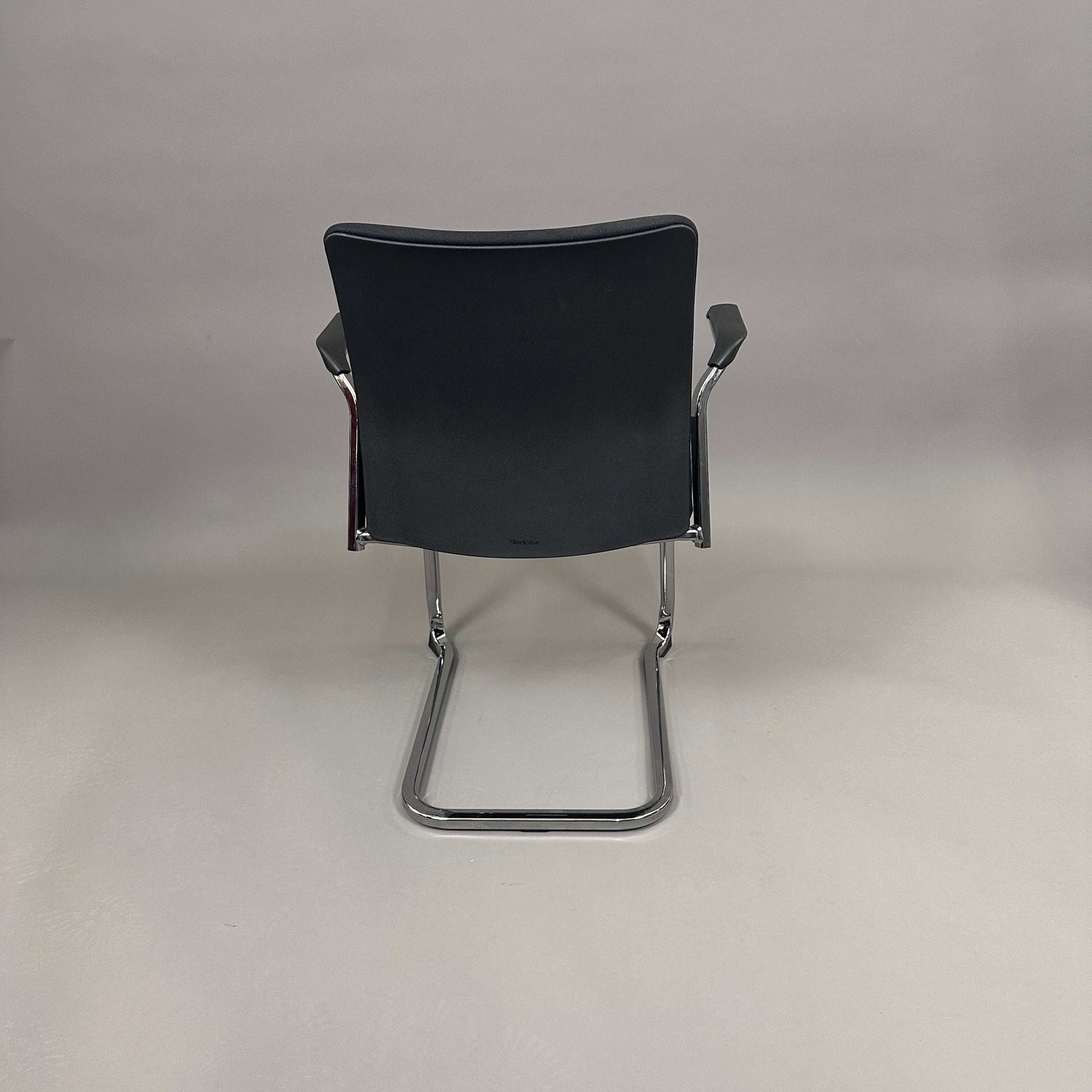 Steelcase Northside Besprechungsstuhl with black upholstered back and chrome frame, stackable office meeting chair