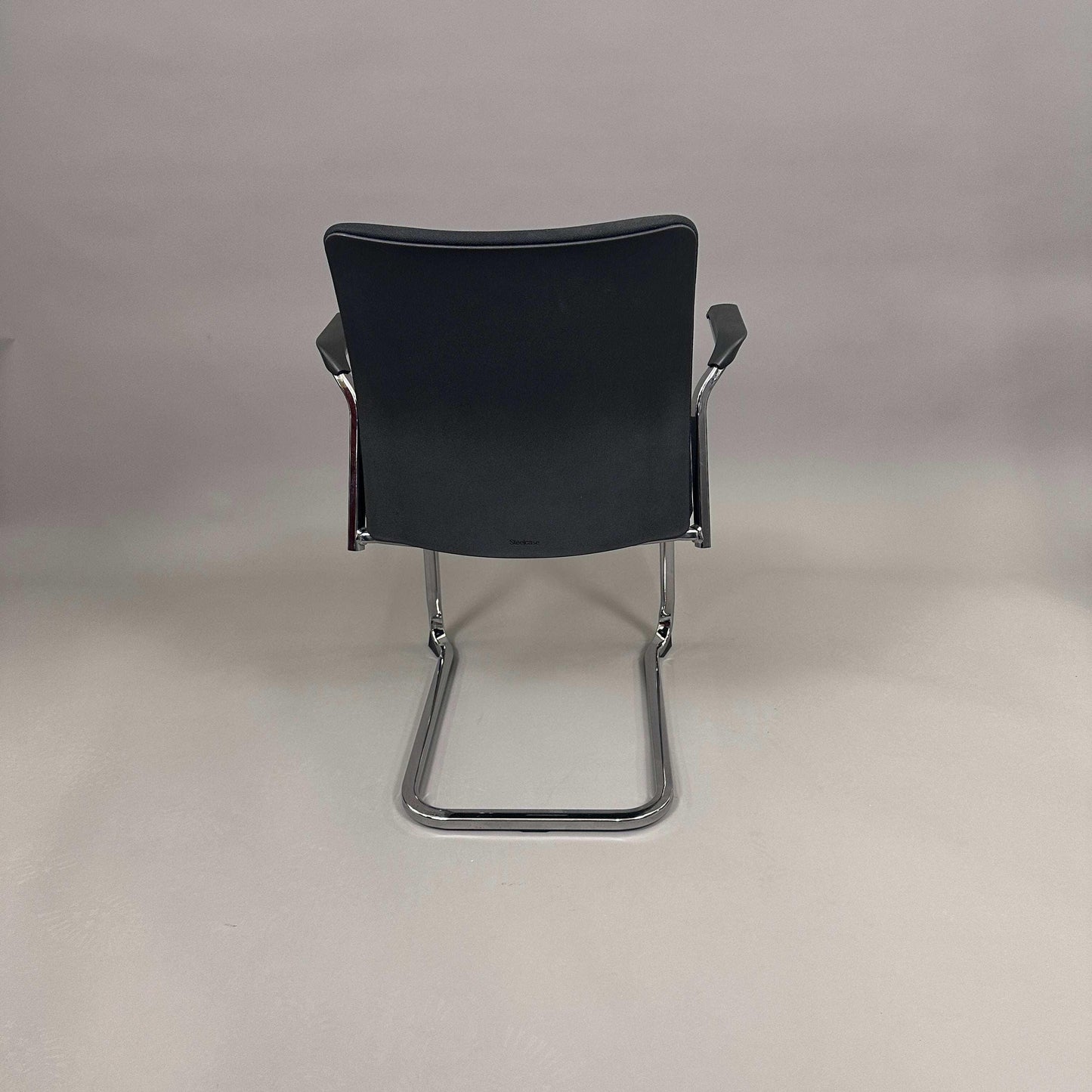 Steelcase Northside Besprechungsstuhl with black upholstered back and chrome frame, stackable office meeting chair