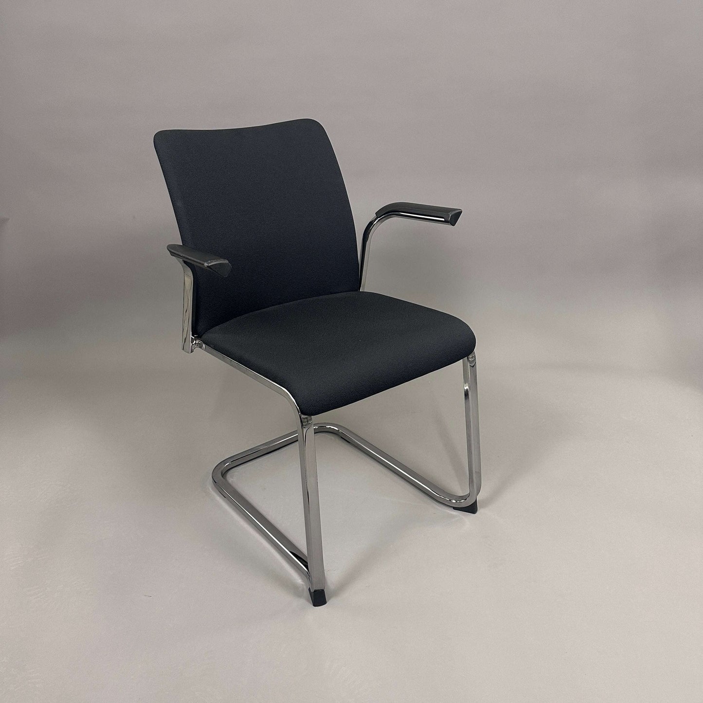 Steelcase Northside Besprechungsstuhl black padded meeting chair with chrome frame and armrests