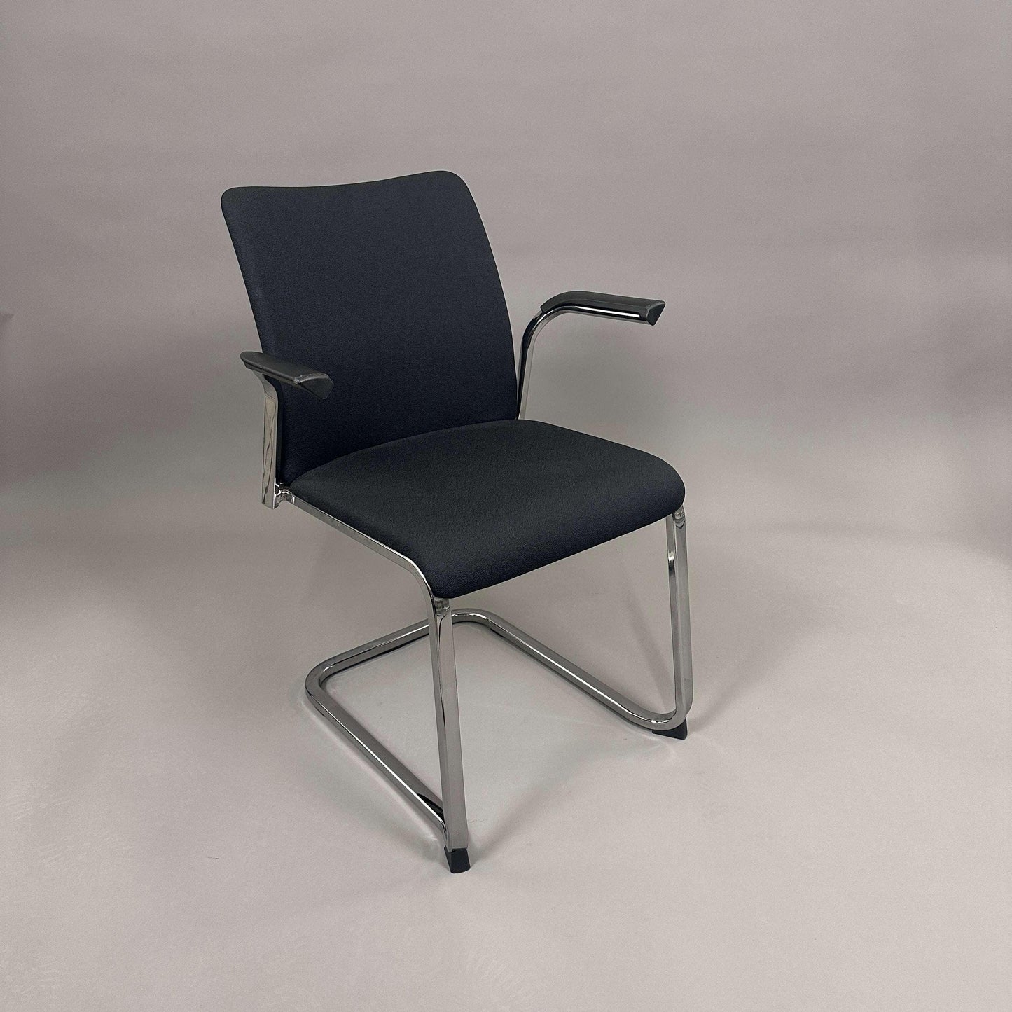Steelcase Northside Besprechungsstuhl black padded meeting chair with chrome frame and armrests