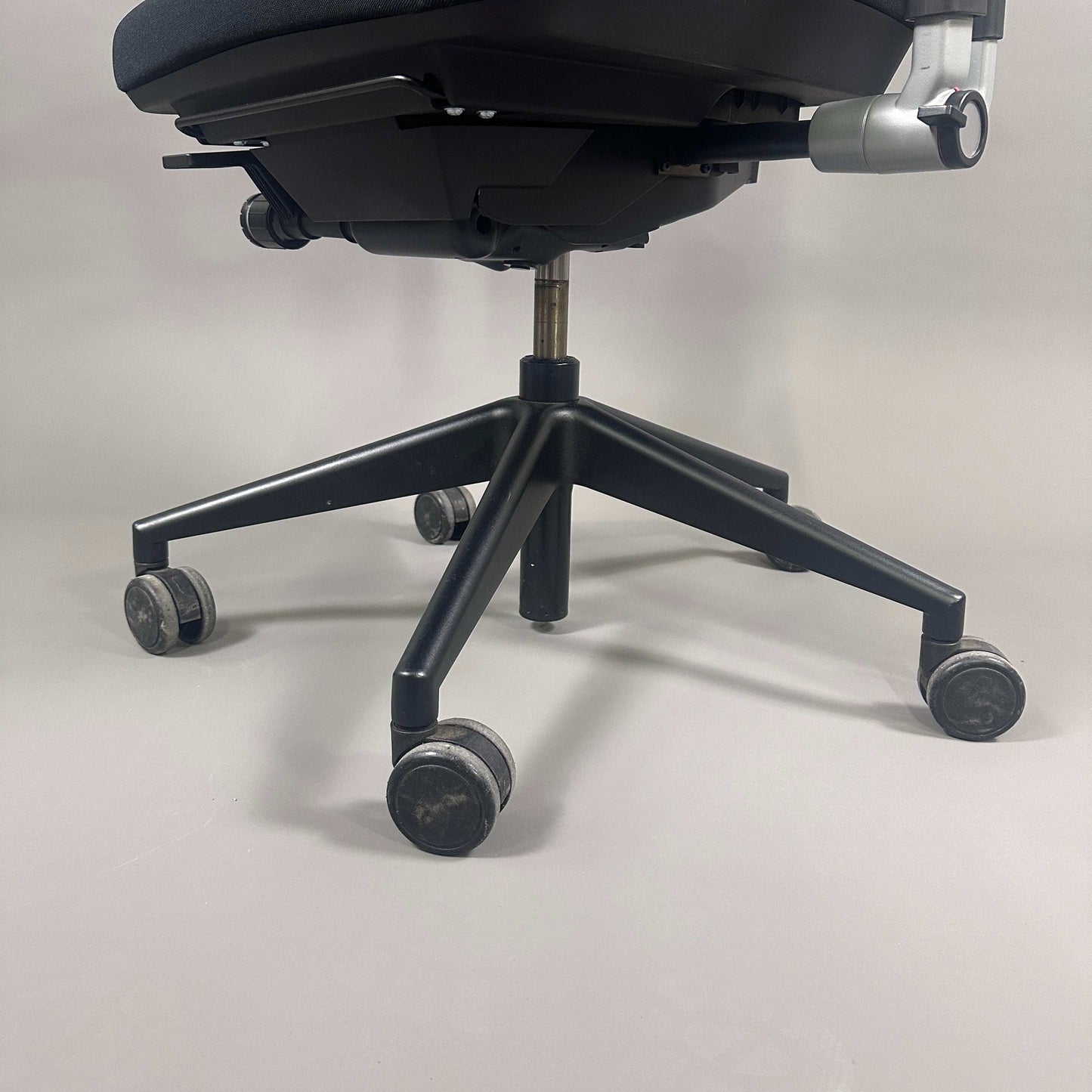 drehbarer schwarzer Steelcase Please Bürostuhl mit fünf Rollen und höhenverstellbarer Rückenlehne