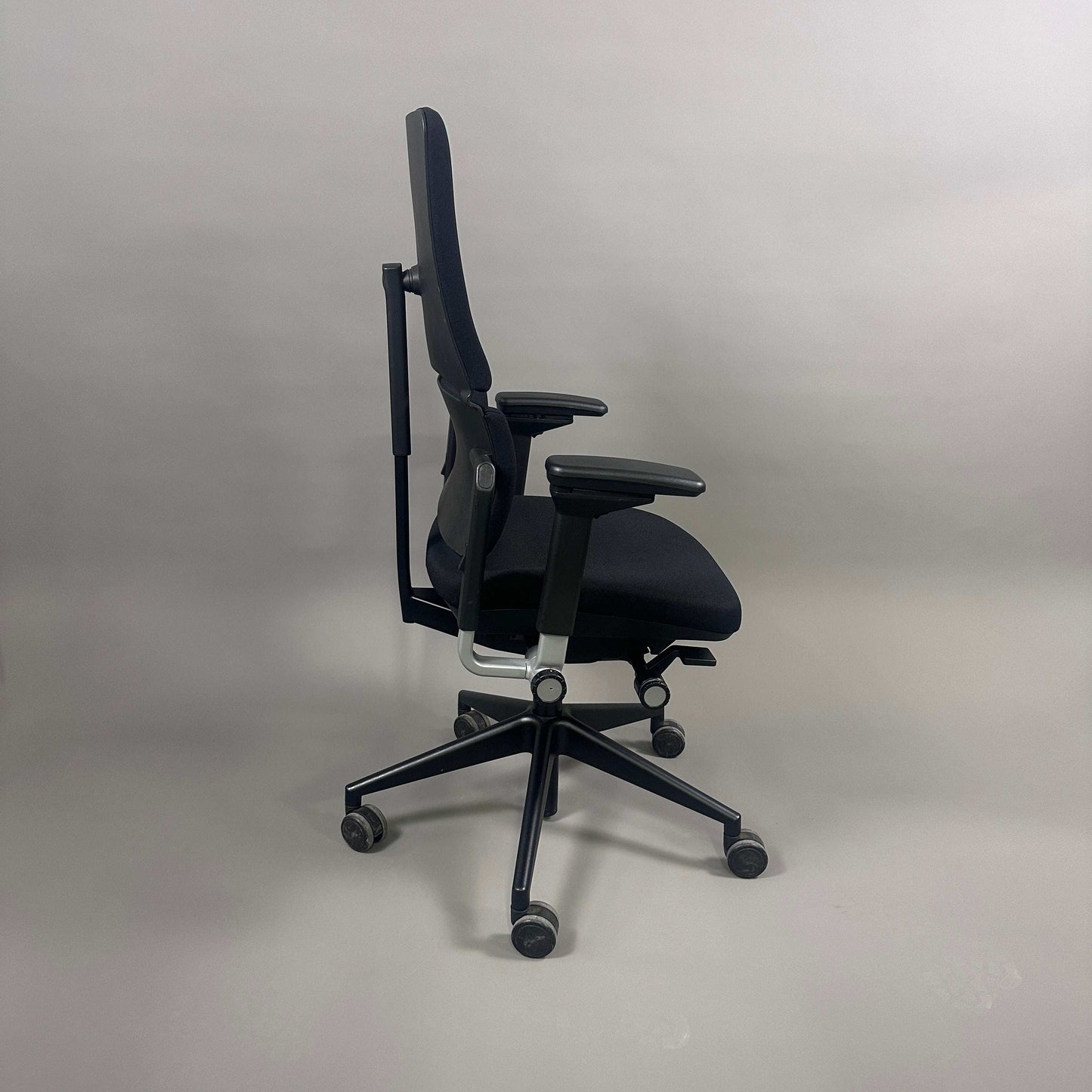 Schwarzer ergonomischer Steelcase Please Bürostuhl mit verstellbaren Armlehnen und Rückenlehne, Sitztiefenfederung und Lumbalunterstützung.