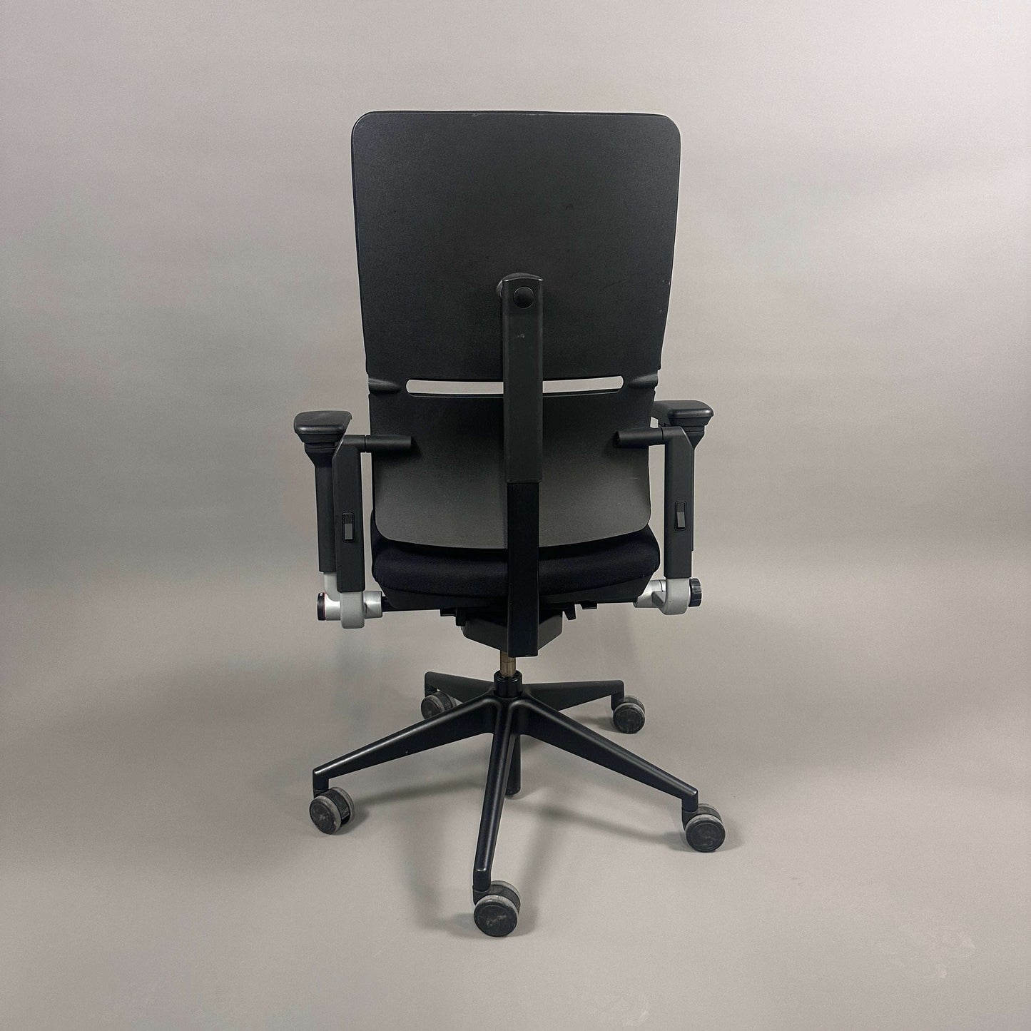 Steelcase Please Bürostuhl schwarz mit verstellbarer Rückenlehne und Armlehnen von hinten fotografiert