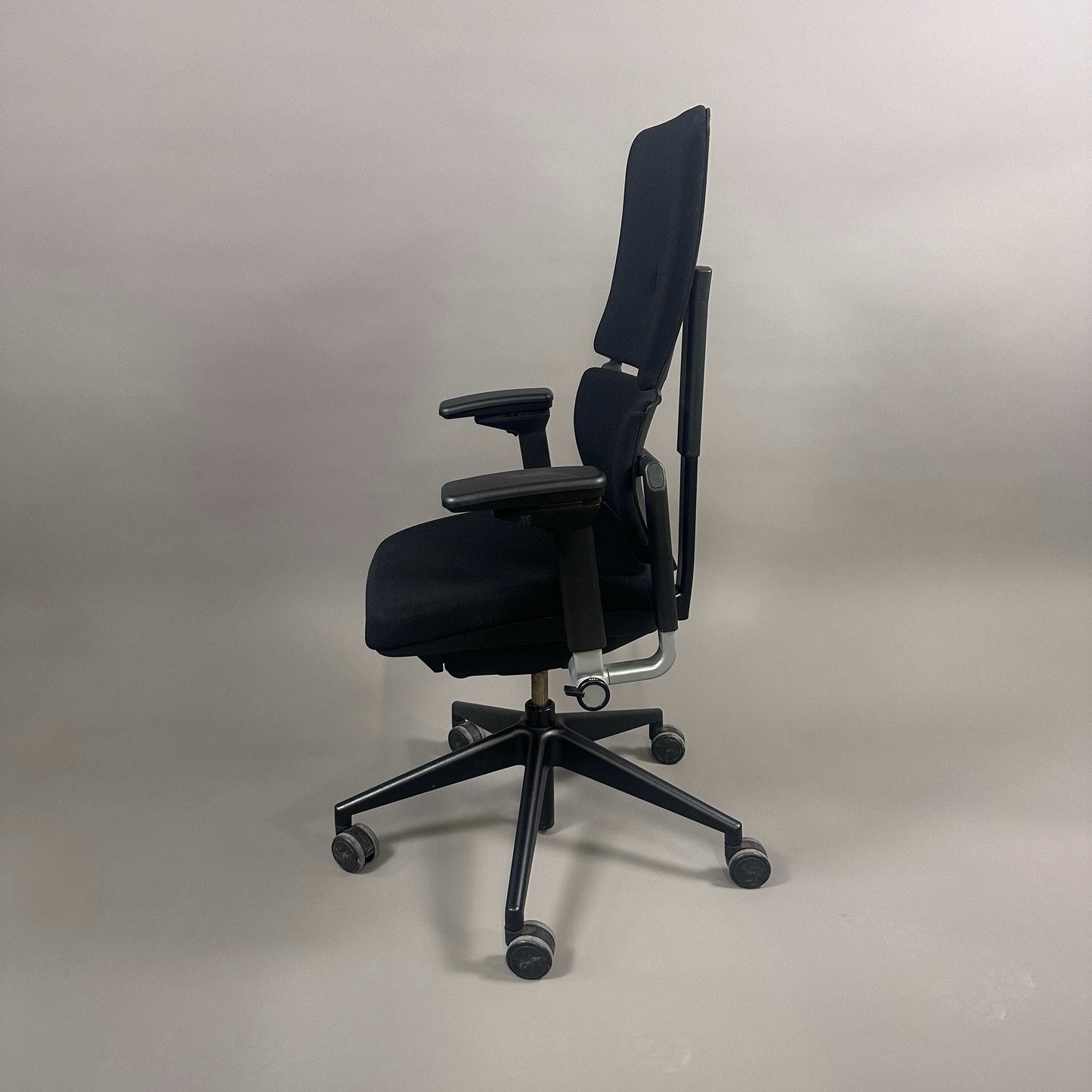 Schwarzer Steelcase Please Bürostuhl mit höhenverstellbarer Rückenlehne und Armlehnen, Lumbalstütze und Drehfuß mit Rollen