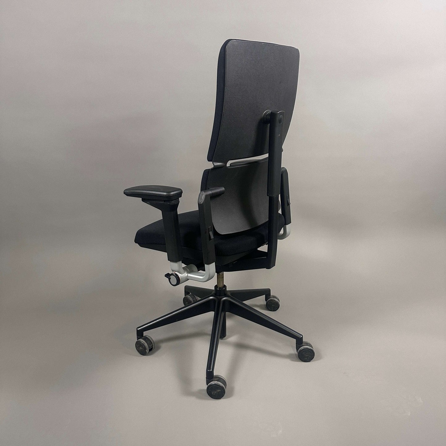 Steelcase Please V2 ergonomischer schwarzer Bürostuhl mit verstellbaren Armlehnen, Lumbalstütze und Sitztiefenfederung