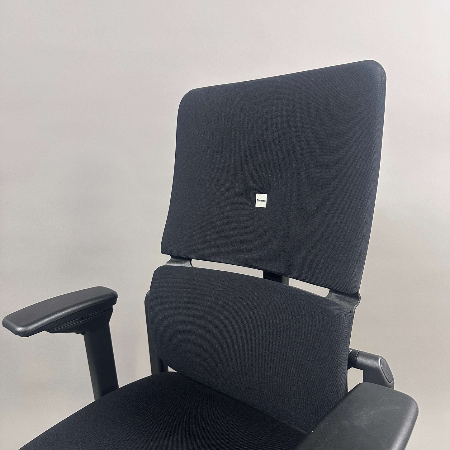 Schwarzer Steelcase Please Bürostuhl mit höhenverstellbarer Rückenlehne und Armlehnen, Lumbalstütze und Sitztiefenfederung