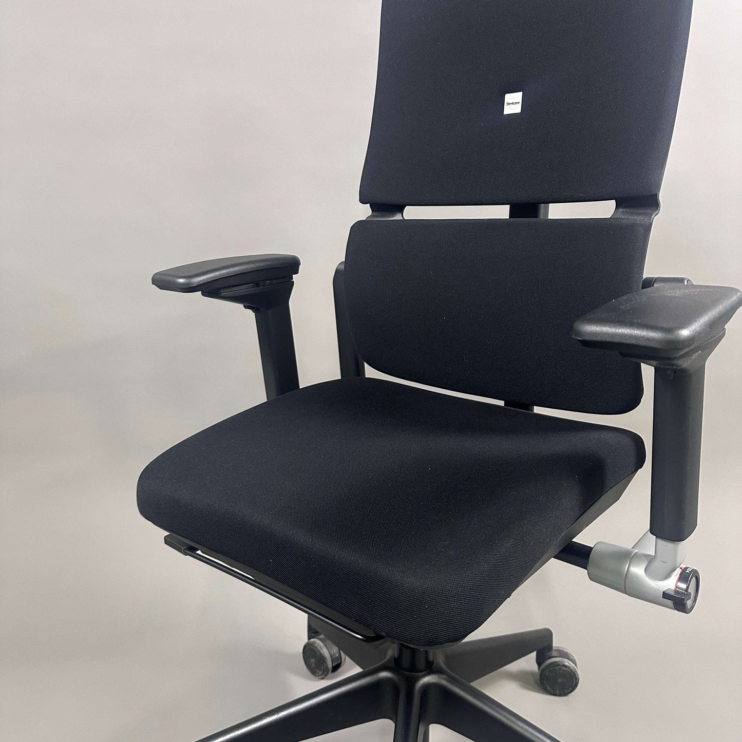 Schwarzer Steelcase Please V2 Bürostuhl mit höhenverstellbaren Armlehnen und Lumbalstütze