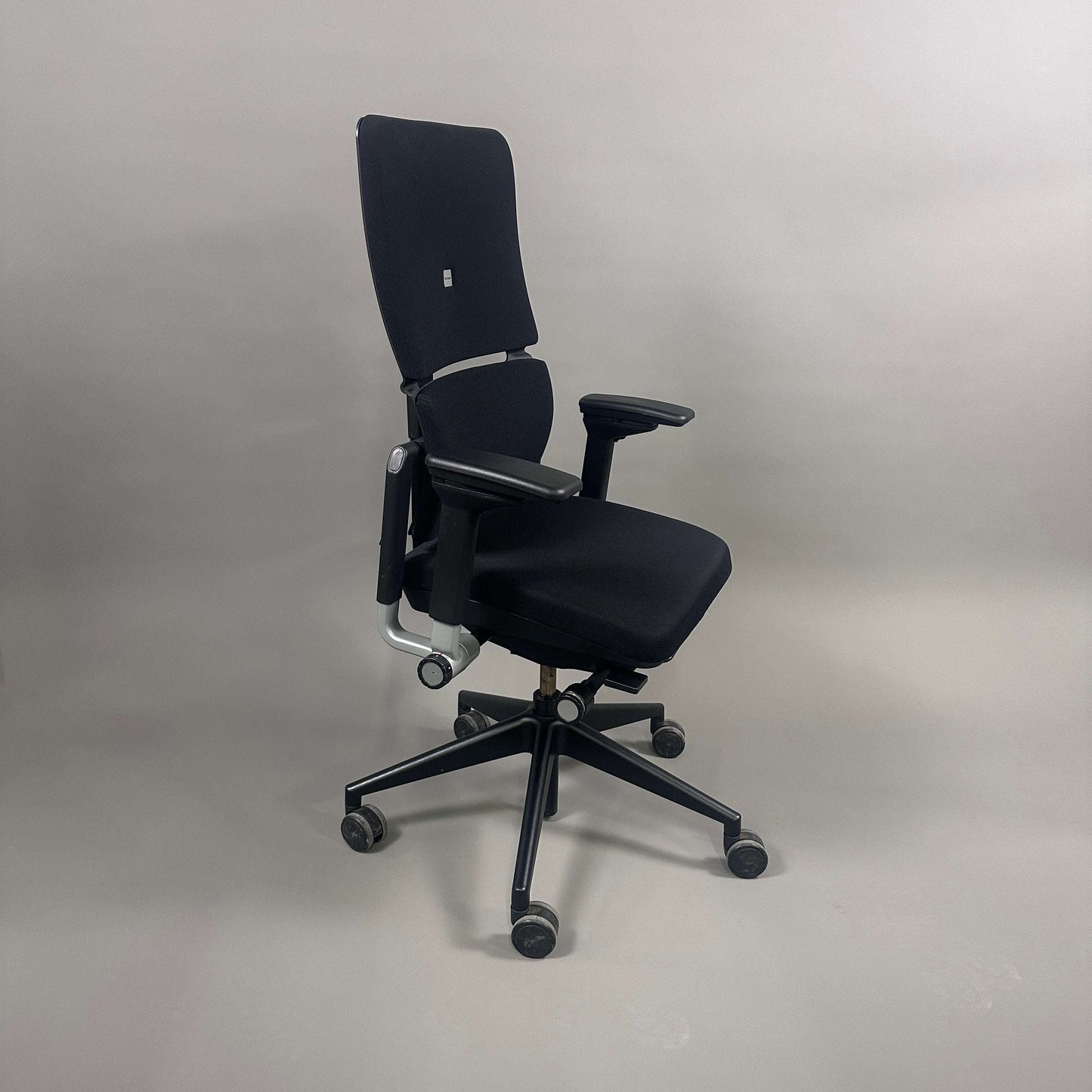 Schwarzer Steelcase Please V2 Bürostuhl mit höhenverstellbarer Rückenlehne und Armlehnen, Sitztiefenfederung und Lumbalunterstützung.