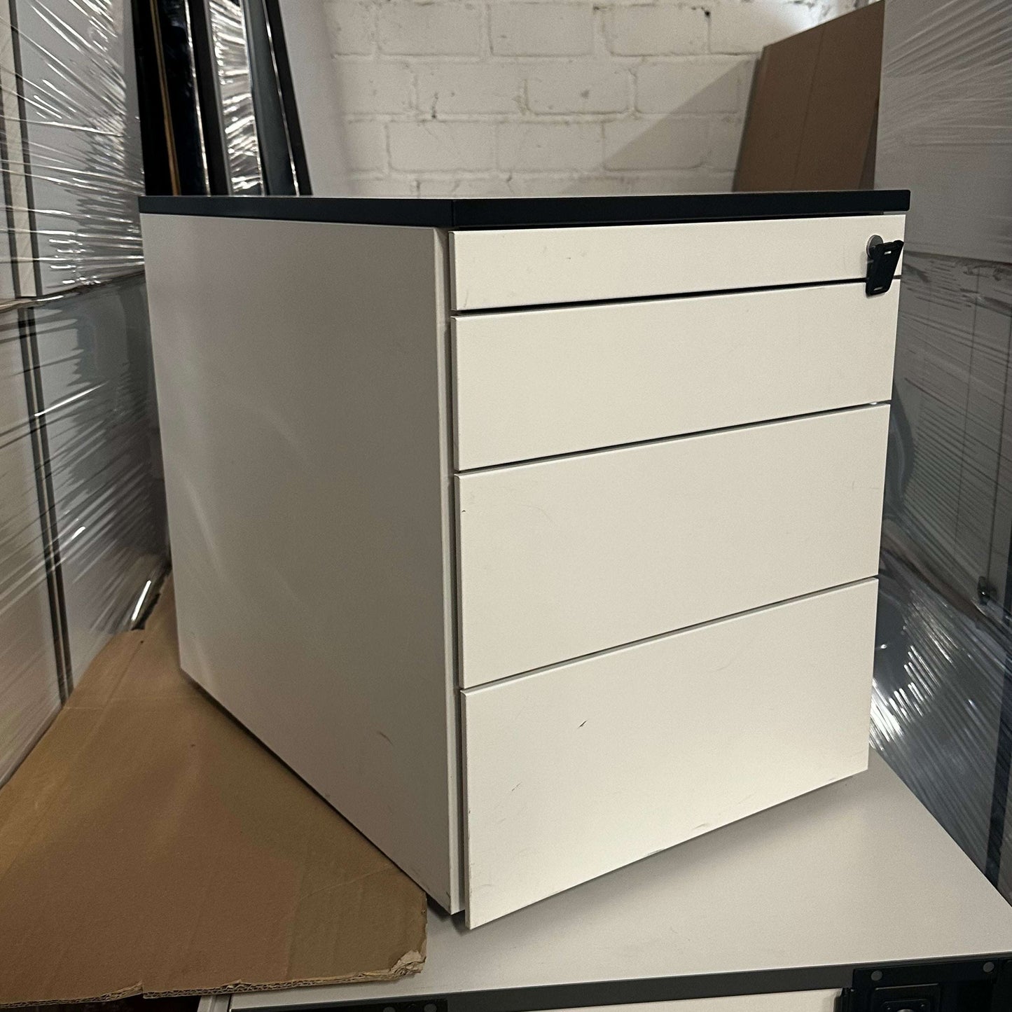 White Steelcase Rollcontainer with black edge and lockable drawer, measuring 42x51x59 cm