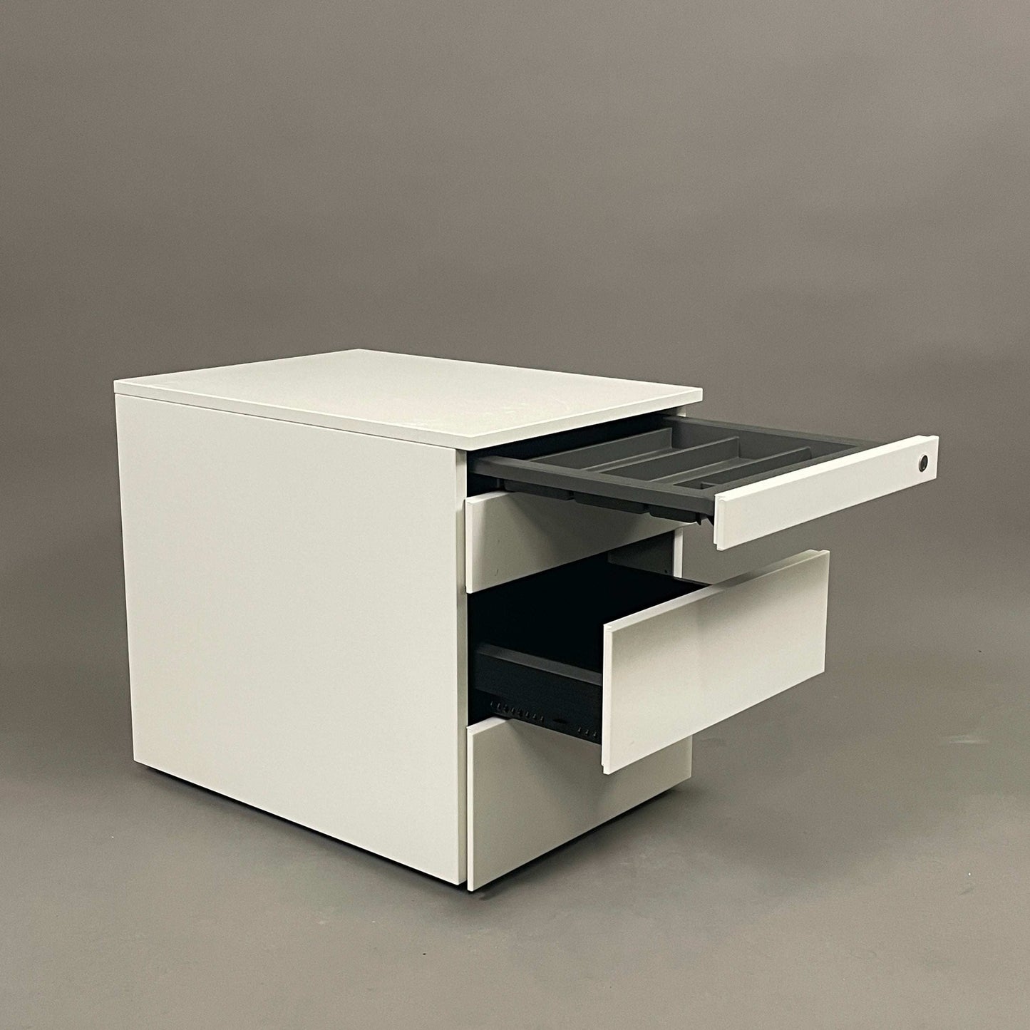 Weißer Steelcase Rollcontainer mit 4 Schubladen, abschließbar und modernem Design