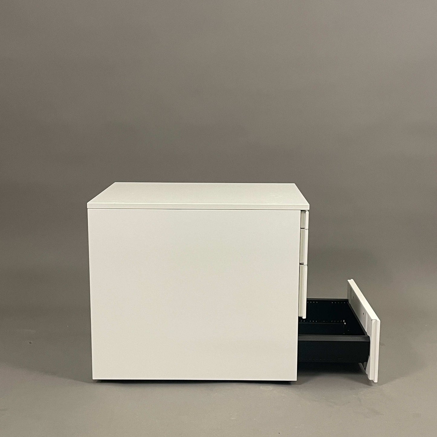 weißer Steelcase Rollcontainer Implicit mit 4 abschließbaren Schubladen und Maßen 50x42x60 cm