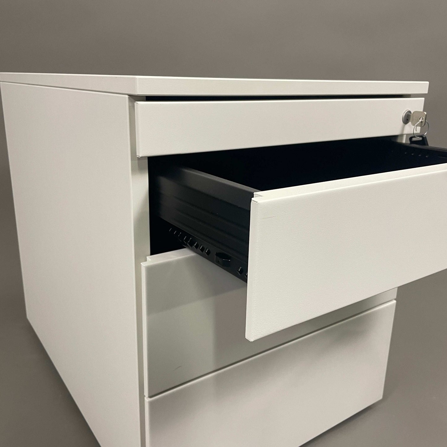 Weißer Steelcase Rollcontainer mit 4 abschließbaren Schubladen und offenen oberen Schubladen, Maße 50x42x60 cm