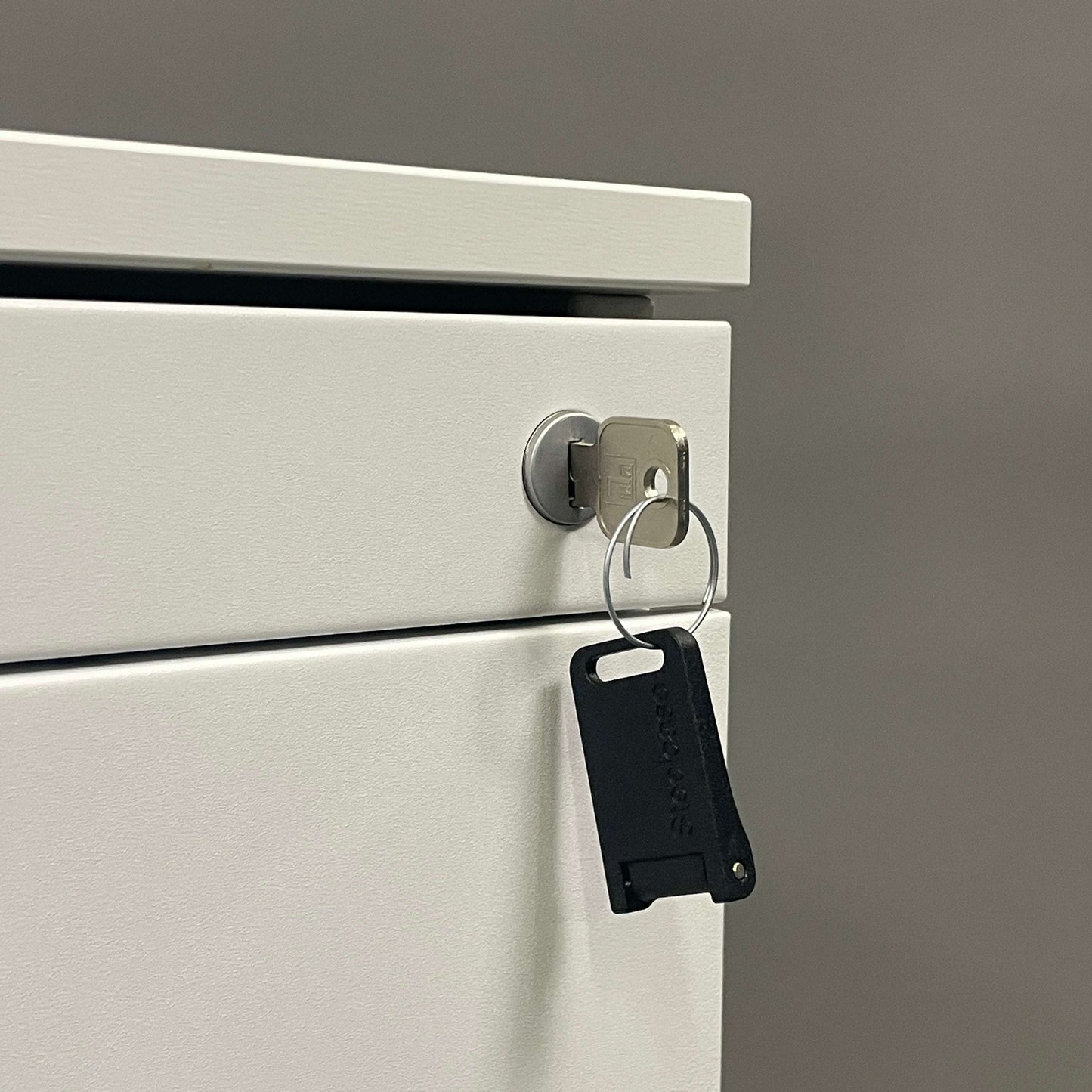 Steelcase Rollcontainer weiß mit vier abschließbaren Schubladen und Schlüssel in Schloss