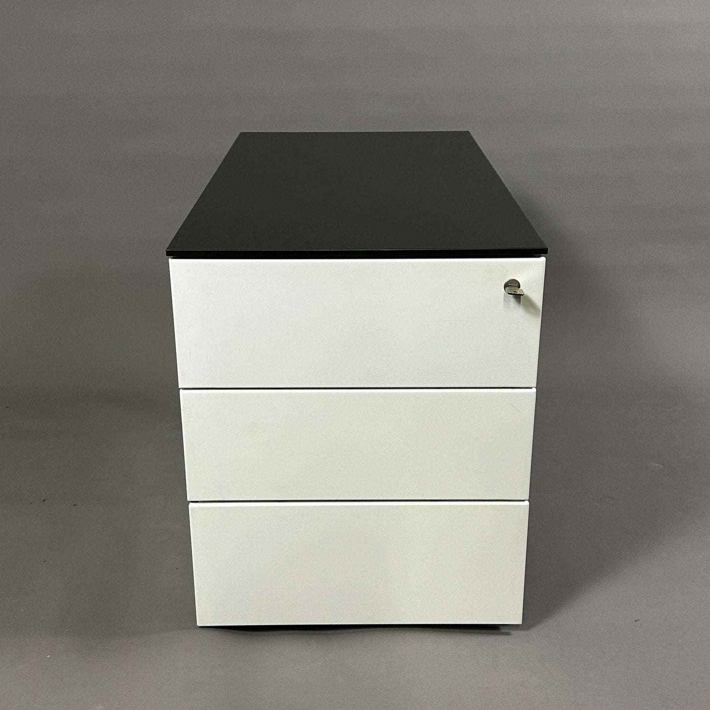 Steelcase Rollcontainer anthrazit weiß mit drei abschließbaren Auszügen aus lackiertem Stahlblech