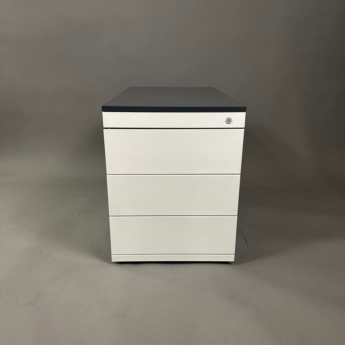 Steelcase Rollcontainer anthrazit weiß mit 4 abschließbaren Schubladen aus lackiertem Stahlblech