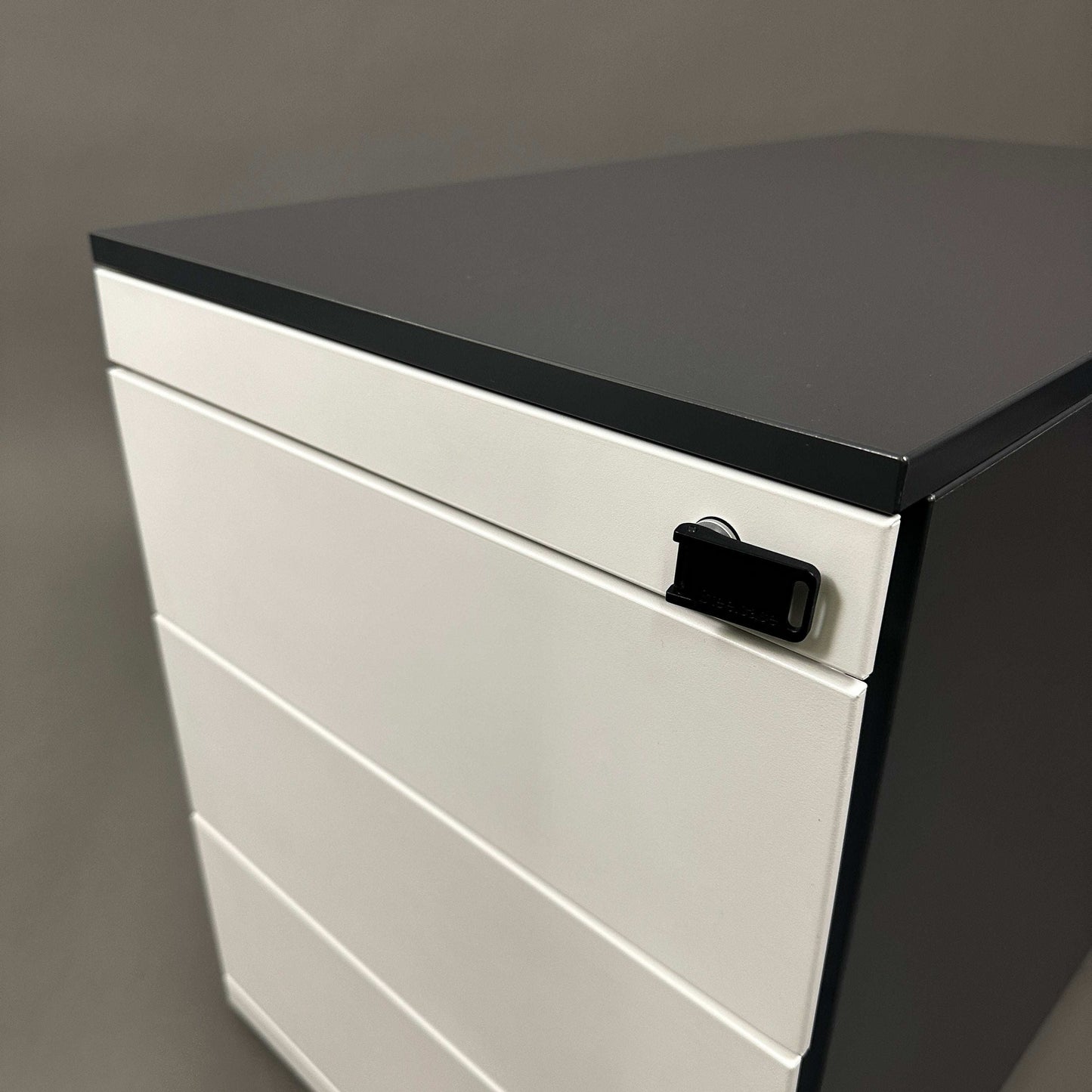 Steelcase Rollcontainer anthrazit weiß 4 Schubladen abschließbar aus lackiertem Stahlblech