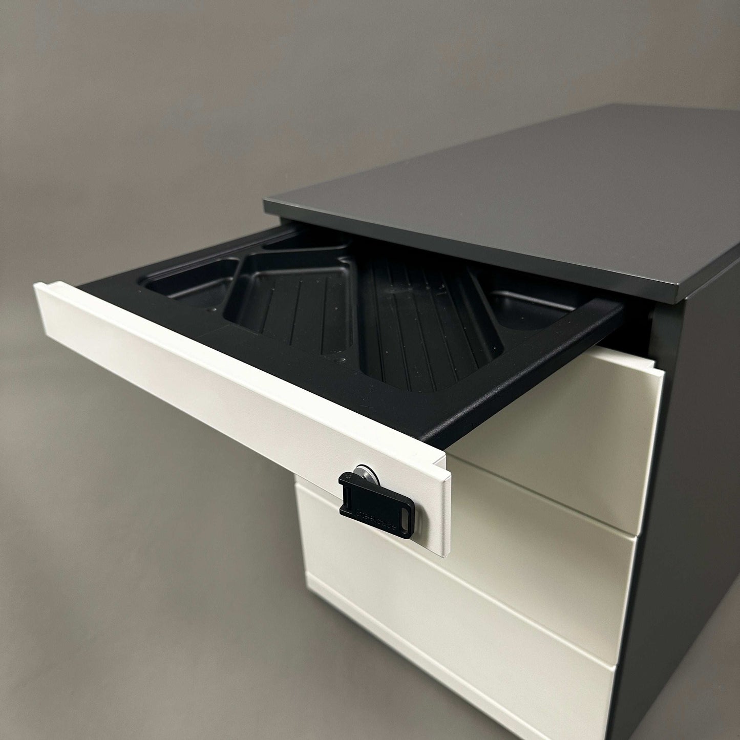 Steelcase Rollcontainer anthrazit weiß mit 4 abschließbaren Schubladen aus lackiertem Stahlblech