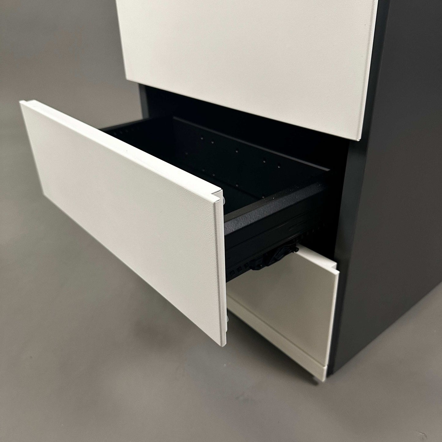 Steelcase Rollcontainer anthrazit weiß mit offener Schublade aus lackiertem Stahlblech und vier Auszügen