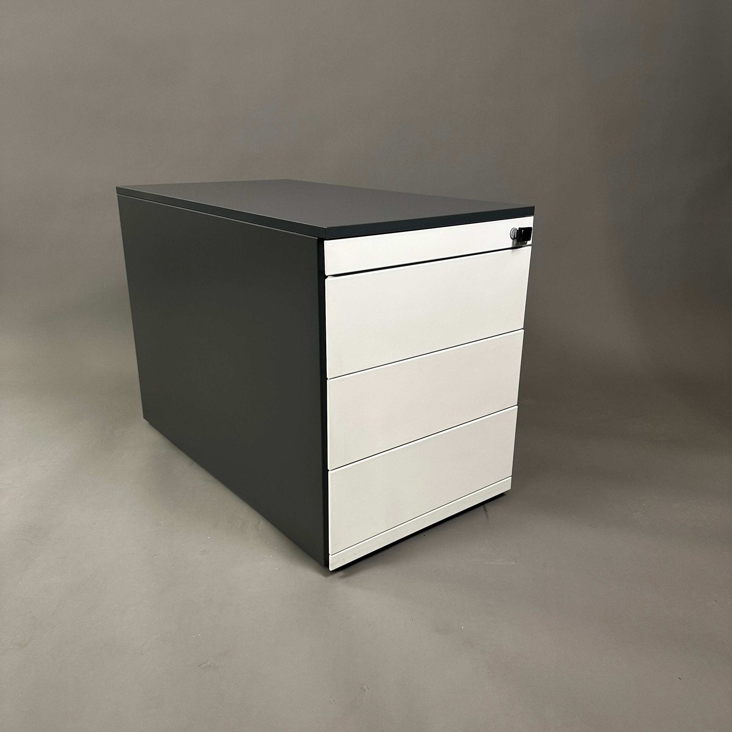 Steelcase Rollcontainer aus Stahlblech mit vier abschließbaren Schubladen in anthrazit und weiß, Maße 79x43x56 cm