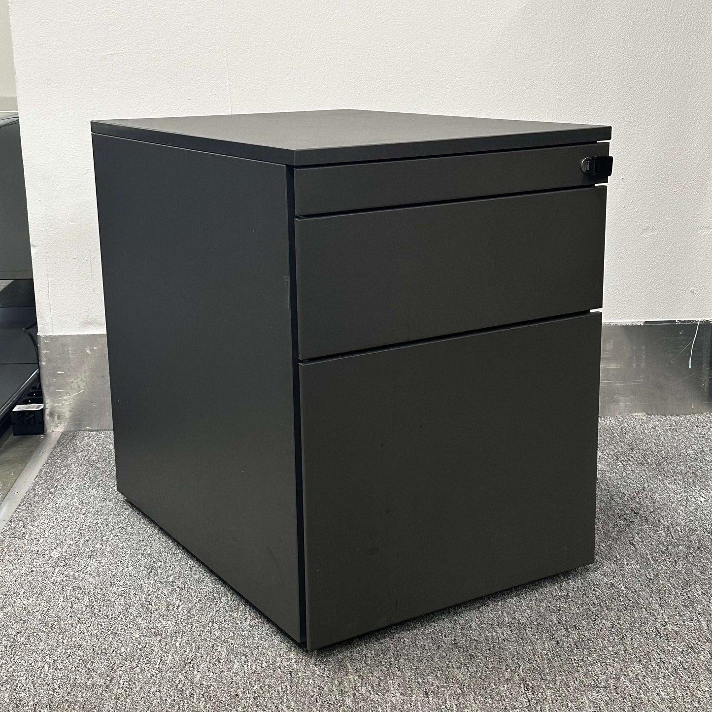 Steelcase Rollcontainer mobile office storage unit anthracite wood finish compact design