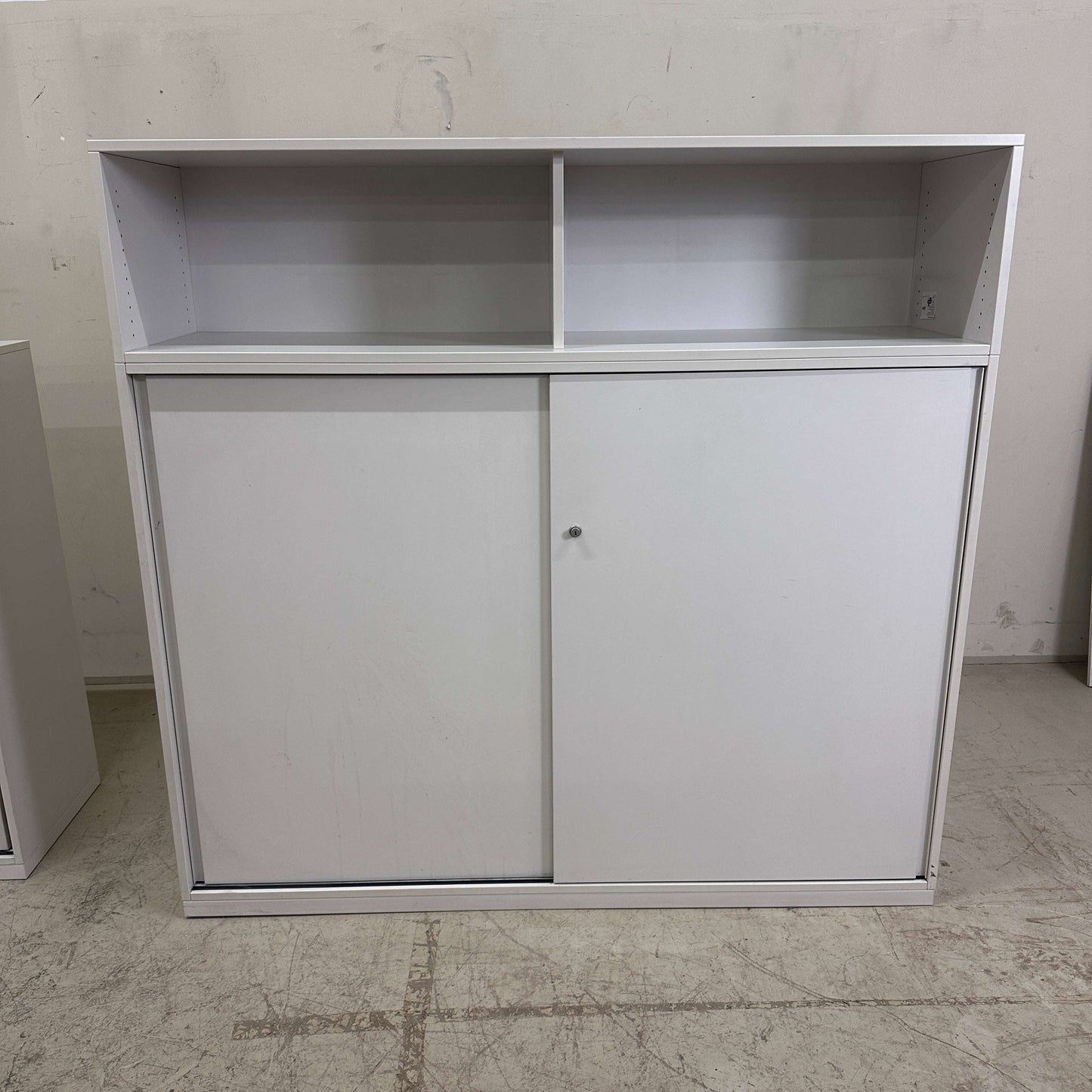 Steelcase Sideboard lichtgrau mit abschließbaren Schiebetüren und Metall-Einlageböden