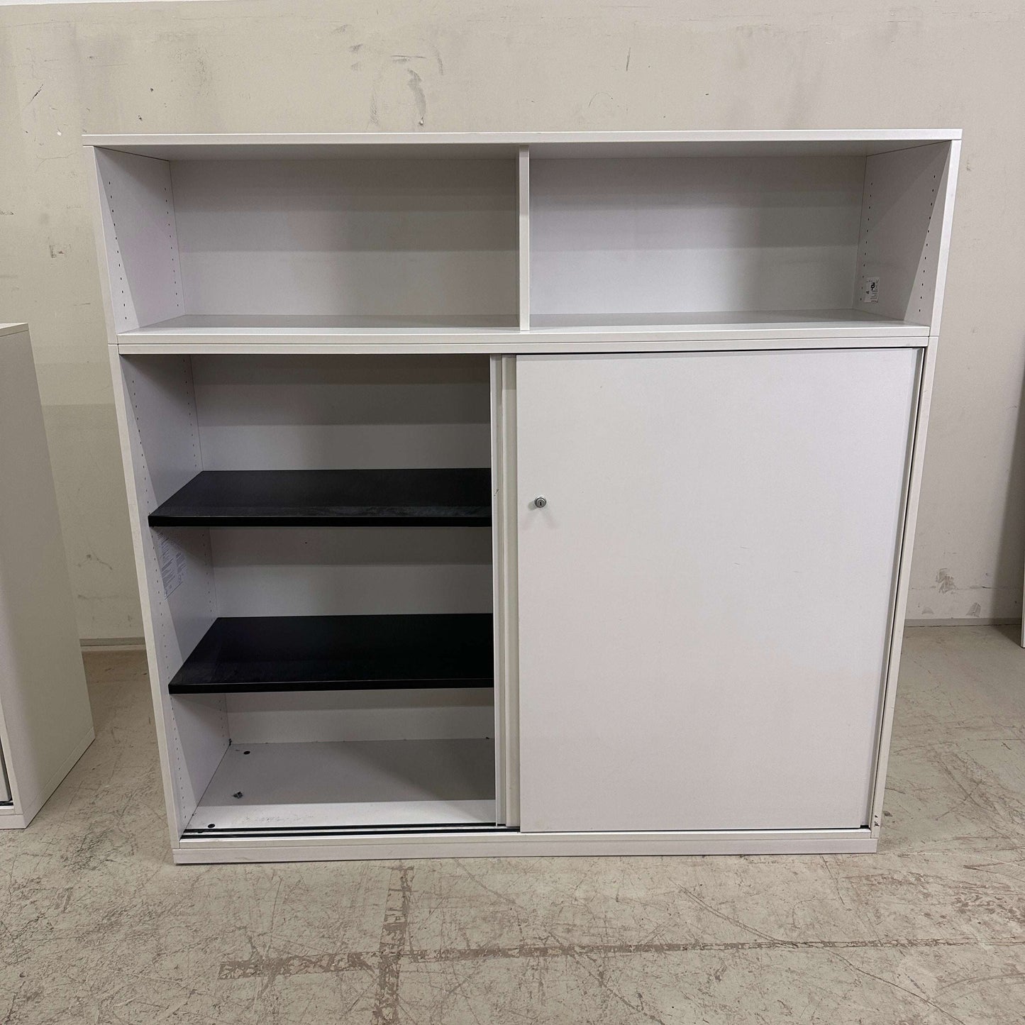 Steelcase Sideboard lichtgrau mit abschließbarer Tür und Metall-Einlageböden