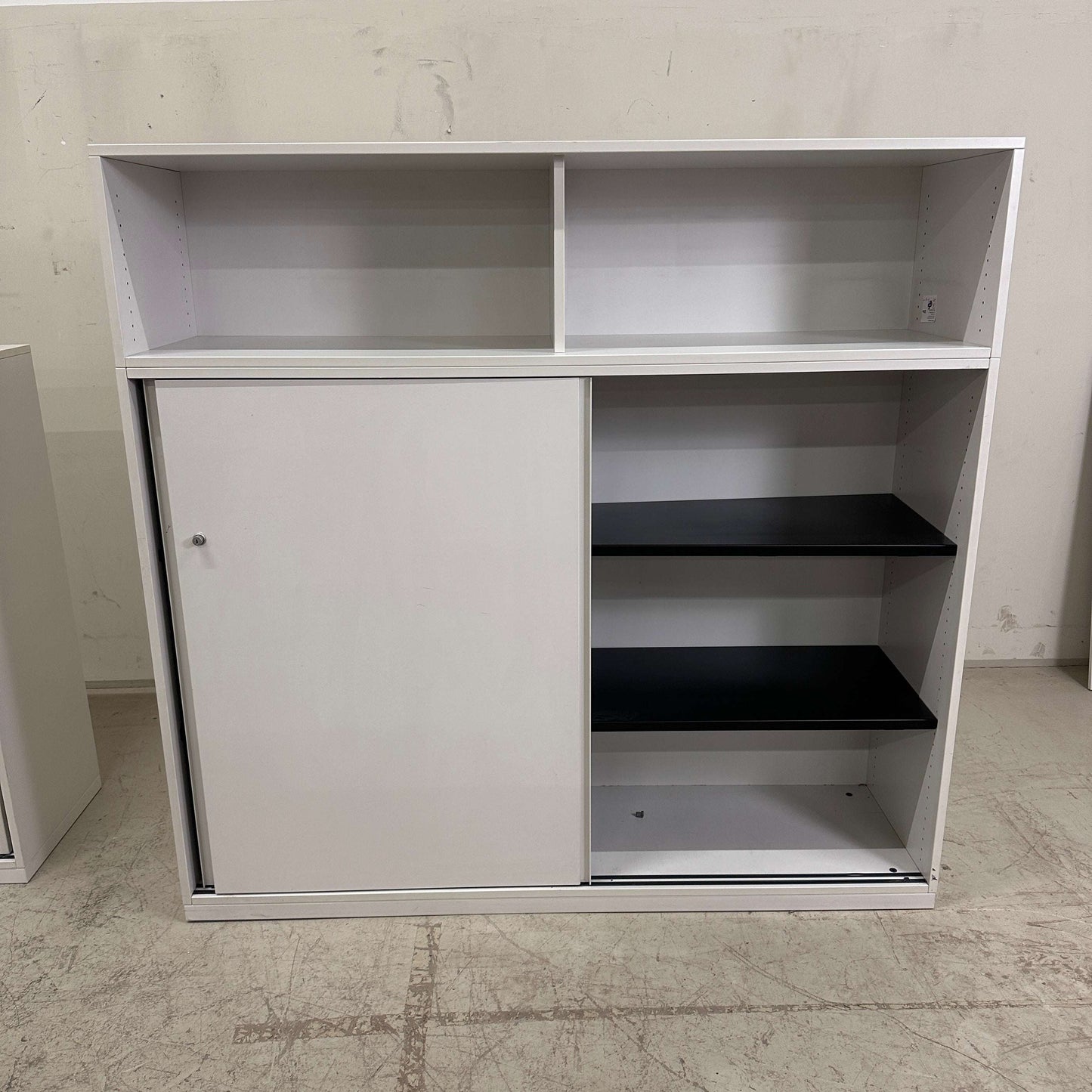 Steelcase Sideboard lichtgrau mit abschließbarer Tür und Metall-Einlageböden