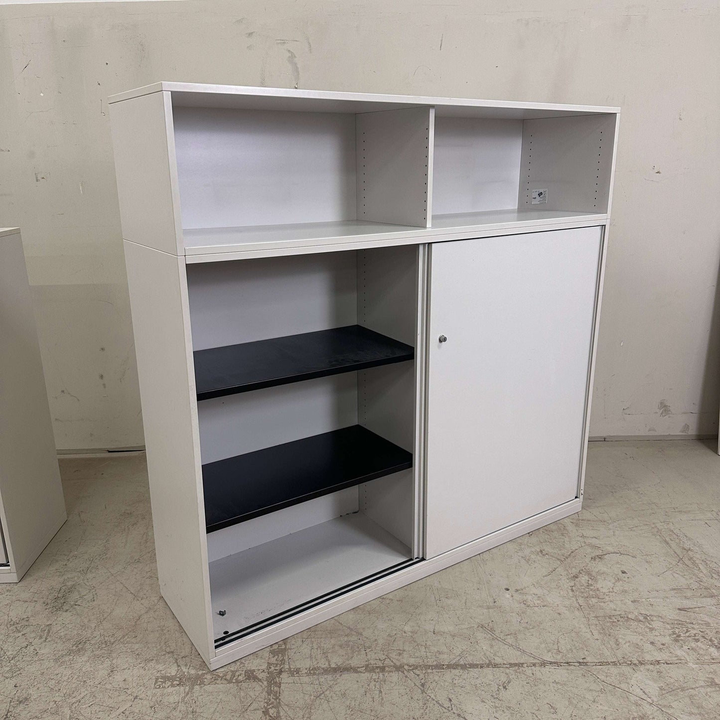 lichtgraues Steelcase Sideboard mit abschließbarer Tür und Metall-Einlageböden, modernes Stauraummöbel