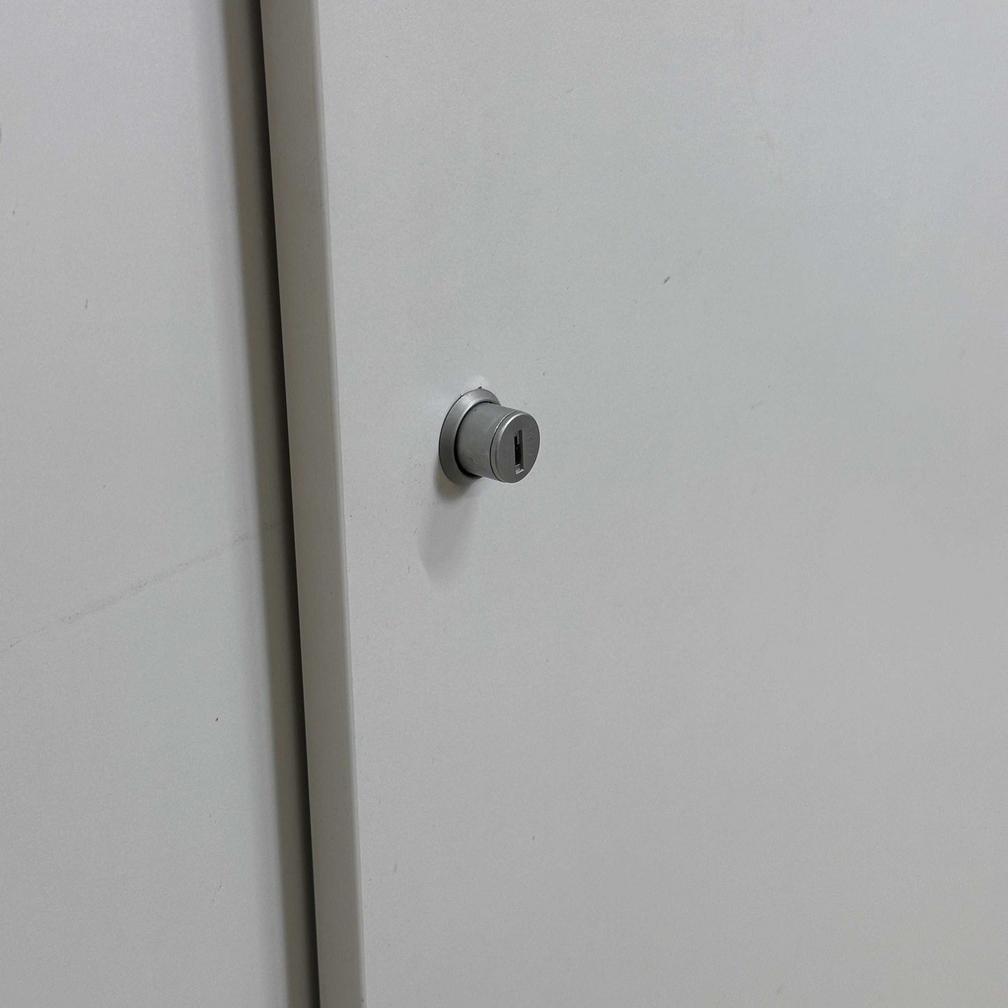 lichtgraues abschließbares Steelcase Sideboard mit Metall-Einlageböden