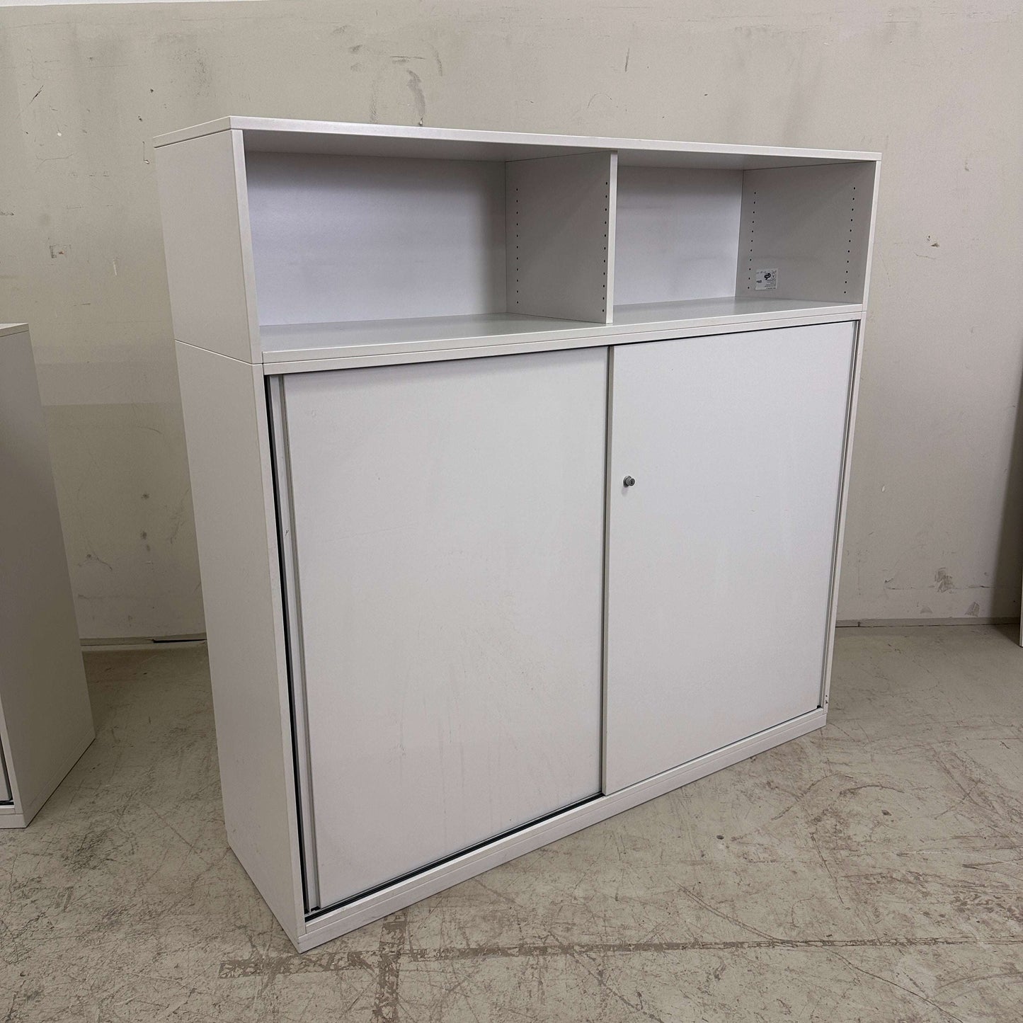Steelcase Sideboard lichtgrau mit abschließbaren Metall-Einlageböden und offenem Oberfach