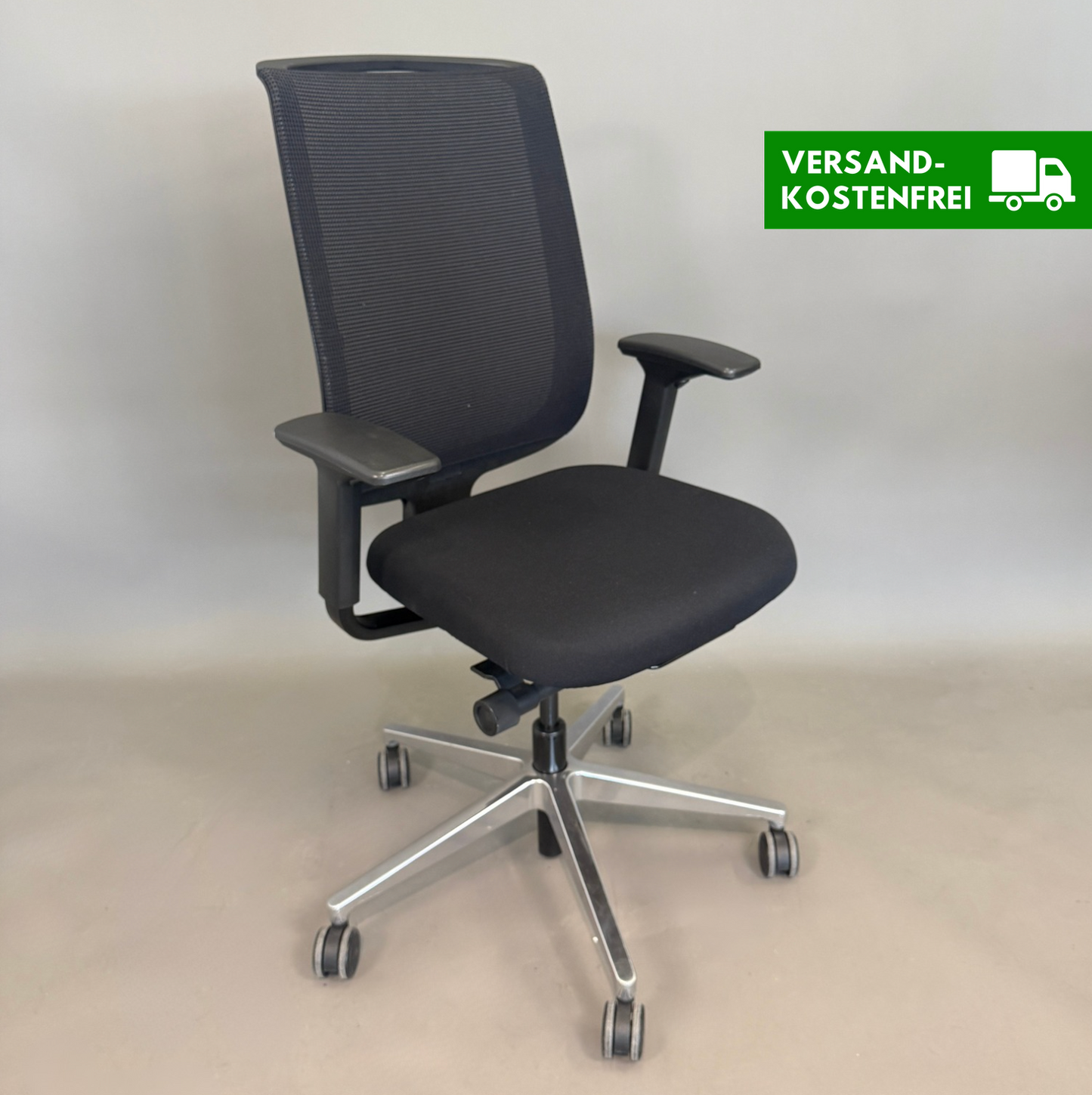 Schwarzer Steelcase Reply Bürostuhl mit Mesh-Rückenlehne, Stoffbezug und verchromtem Fußkreuz, höhenverstellbar und ergonomisch.