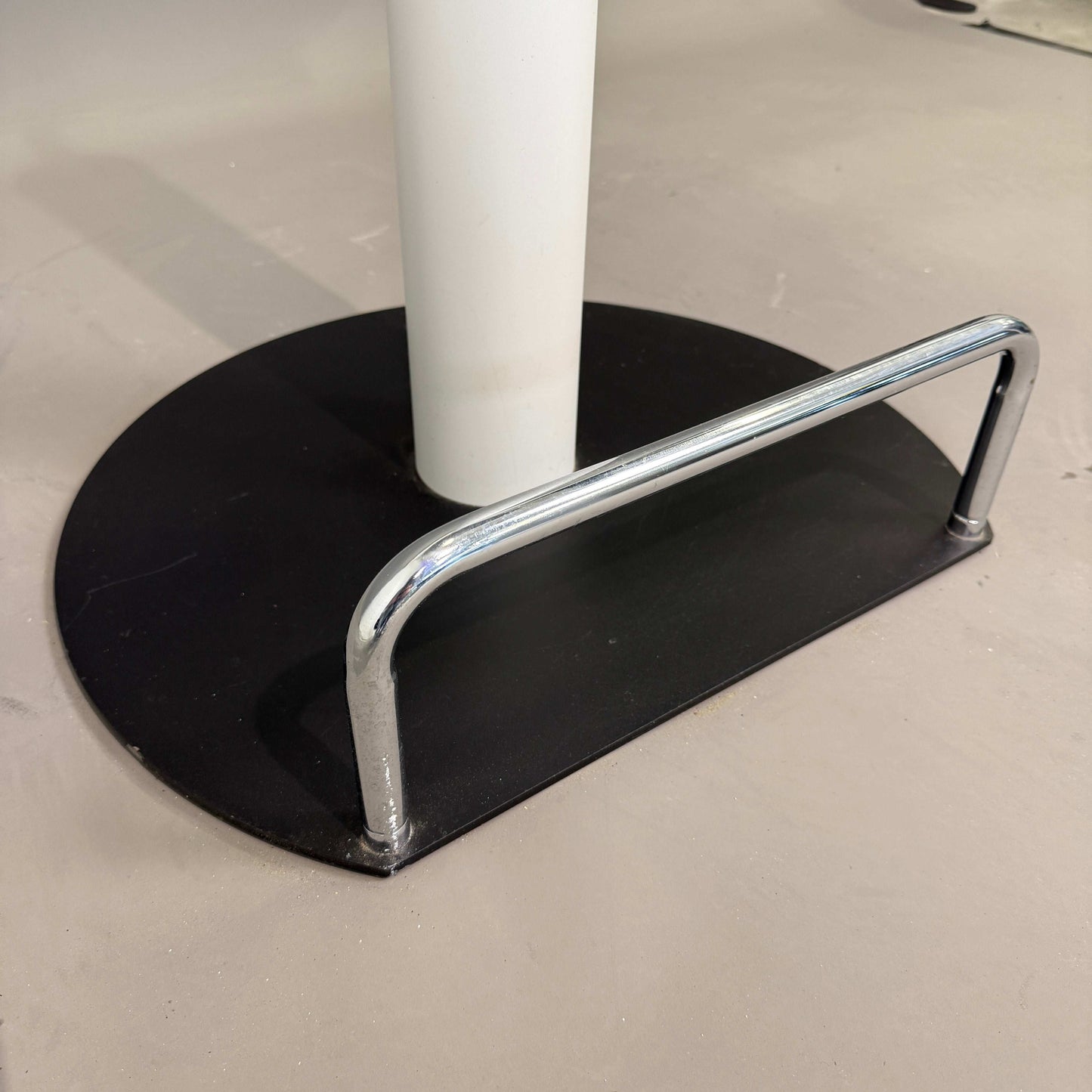 Stehpult/Rednerpult höhenverstellbar mit stabilem Fuß und Metallbügel