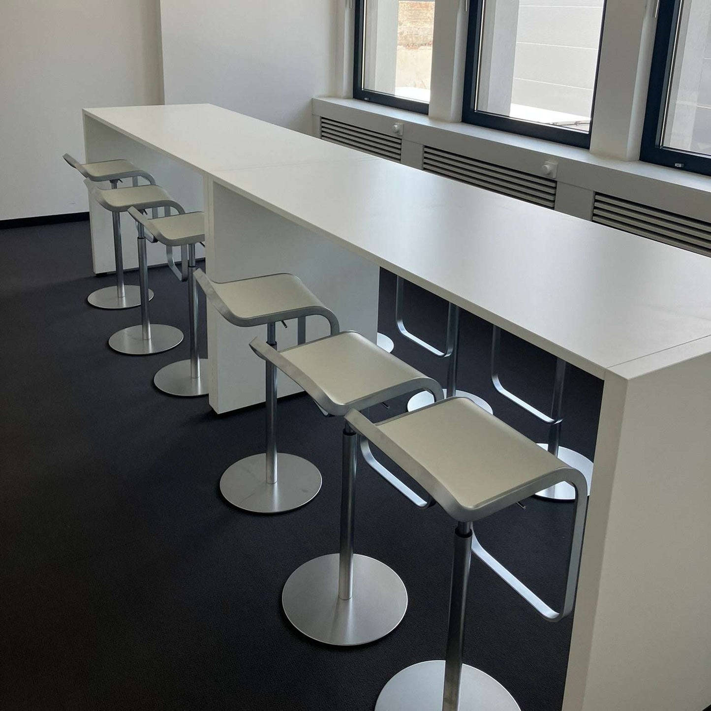 Weißer Stehtisch Hochtisch 200x80cm mit Hockern in modernem Büroraum