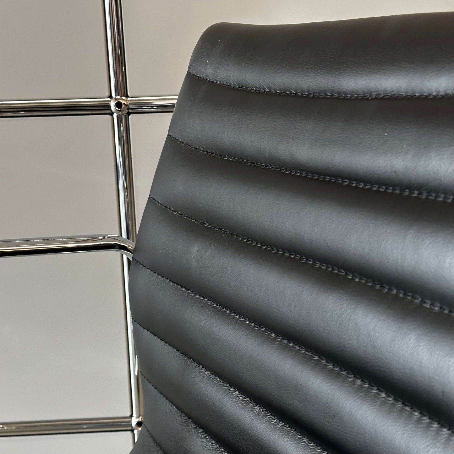 Black faux leather replica Stuhl im Vitra EA108 chair with chrome frame