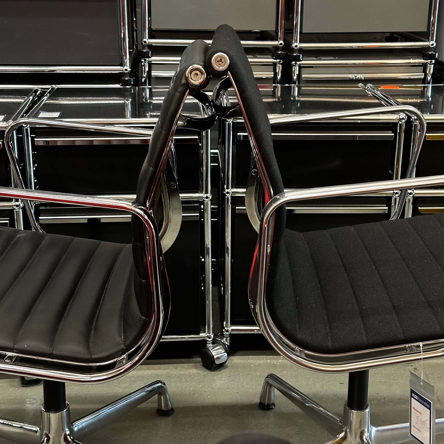 Black leather replica Stuhl im Vitra EA108 office chairs with chrome frames