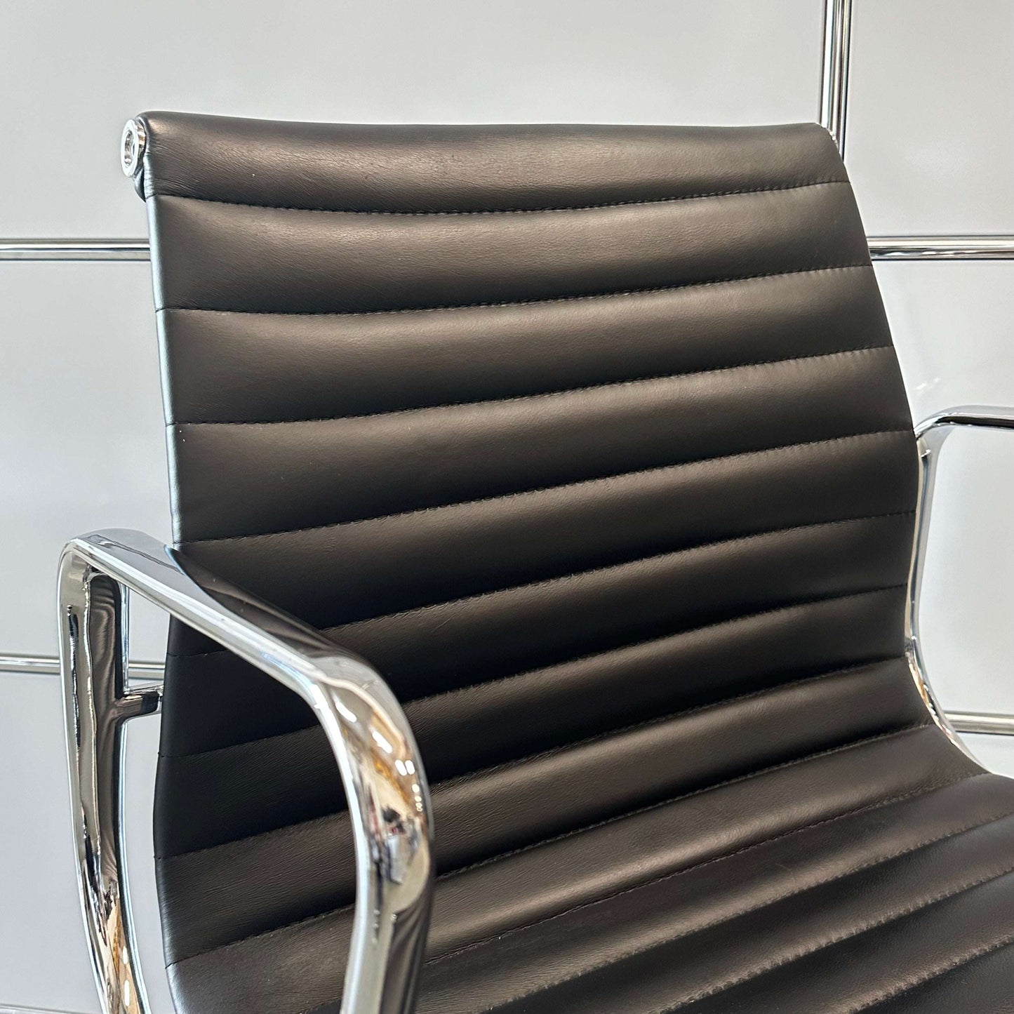 Black Stuhl im Vitra EA108 replica chair with black faux leather and chrome frame