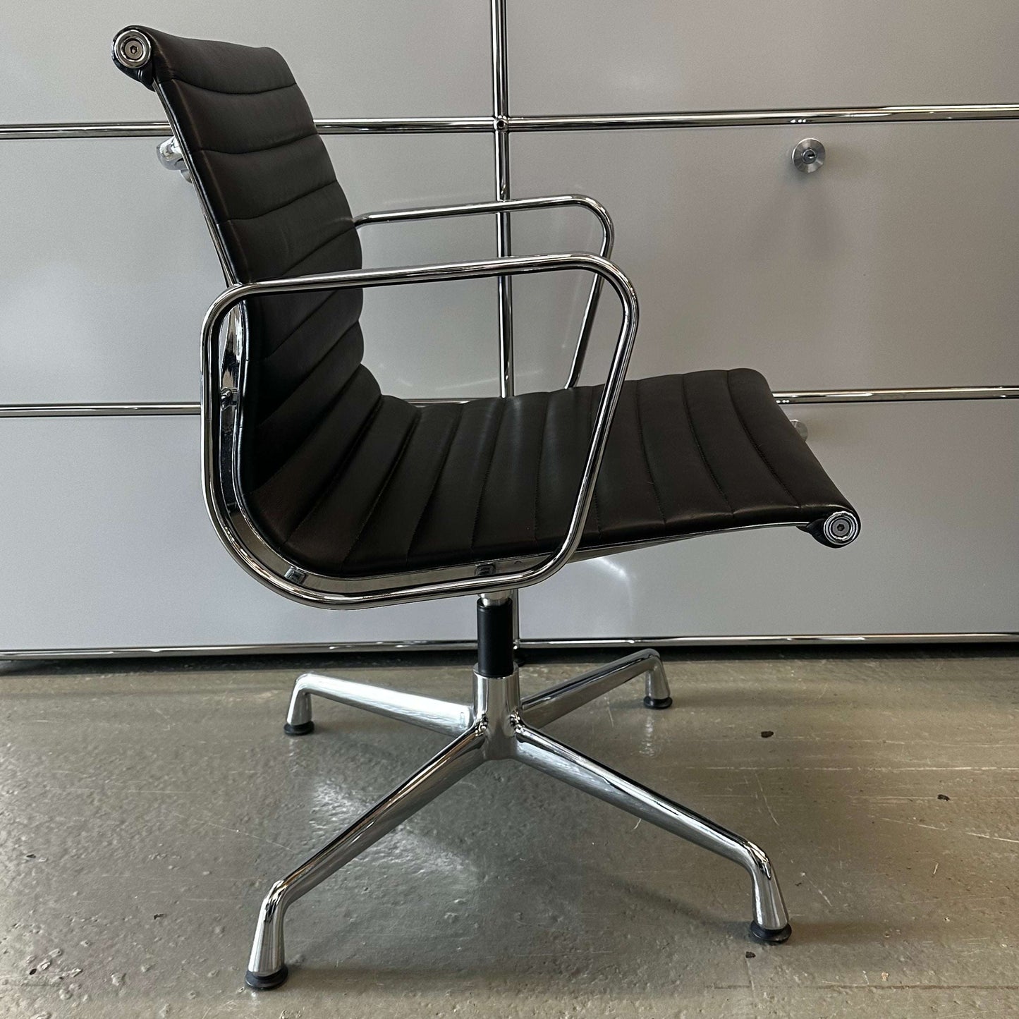 Black faux leather Stuhl im Vitra EA108 replica chair with chrome frame and swivel base