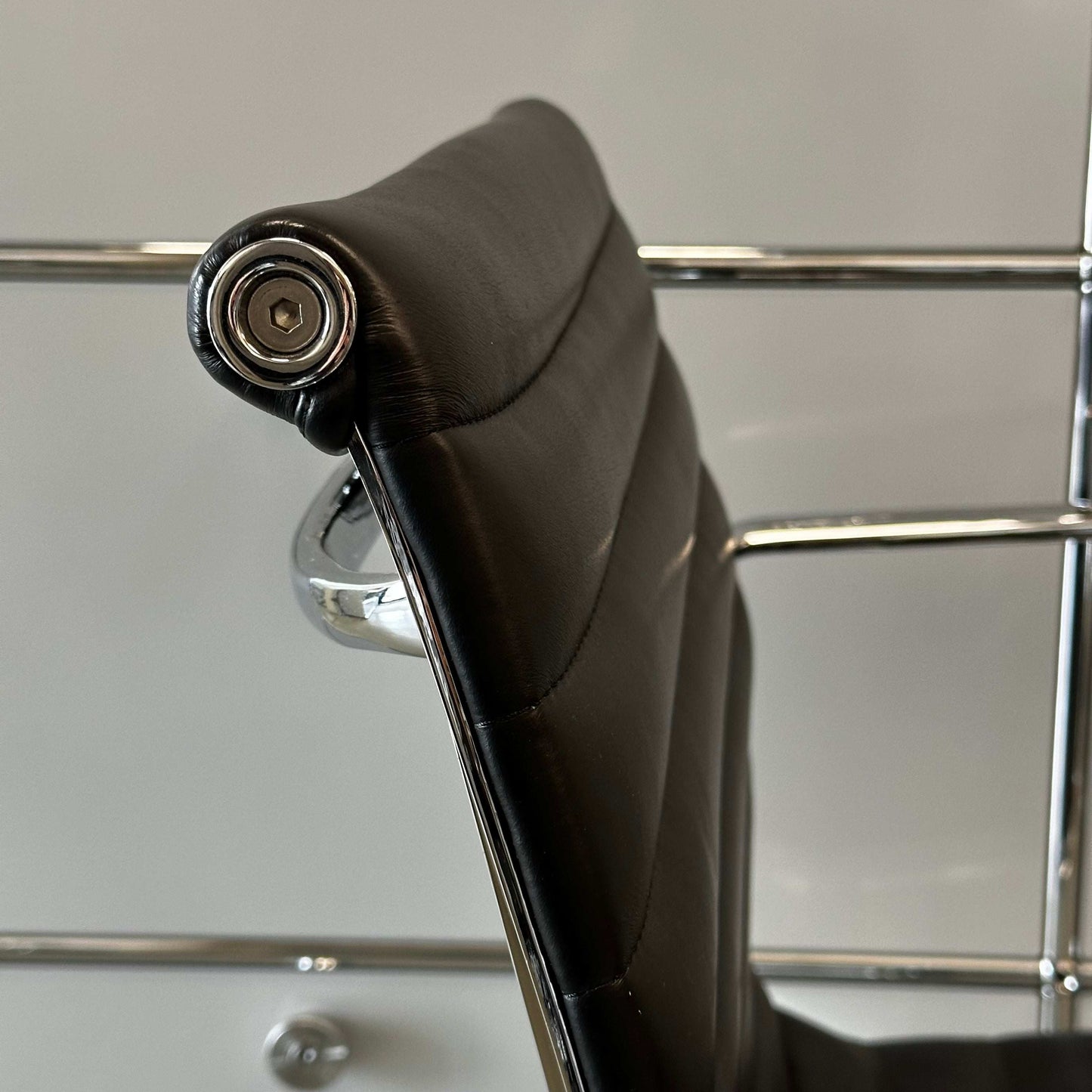 Black faux leather Stuhl im Vitra EA108 design replica chair with chrome frame and headrest.
