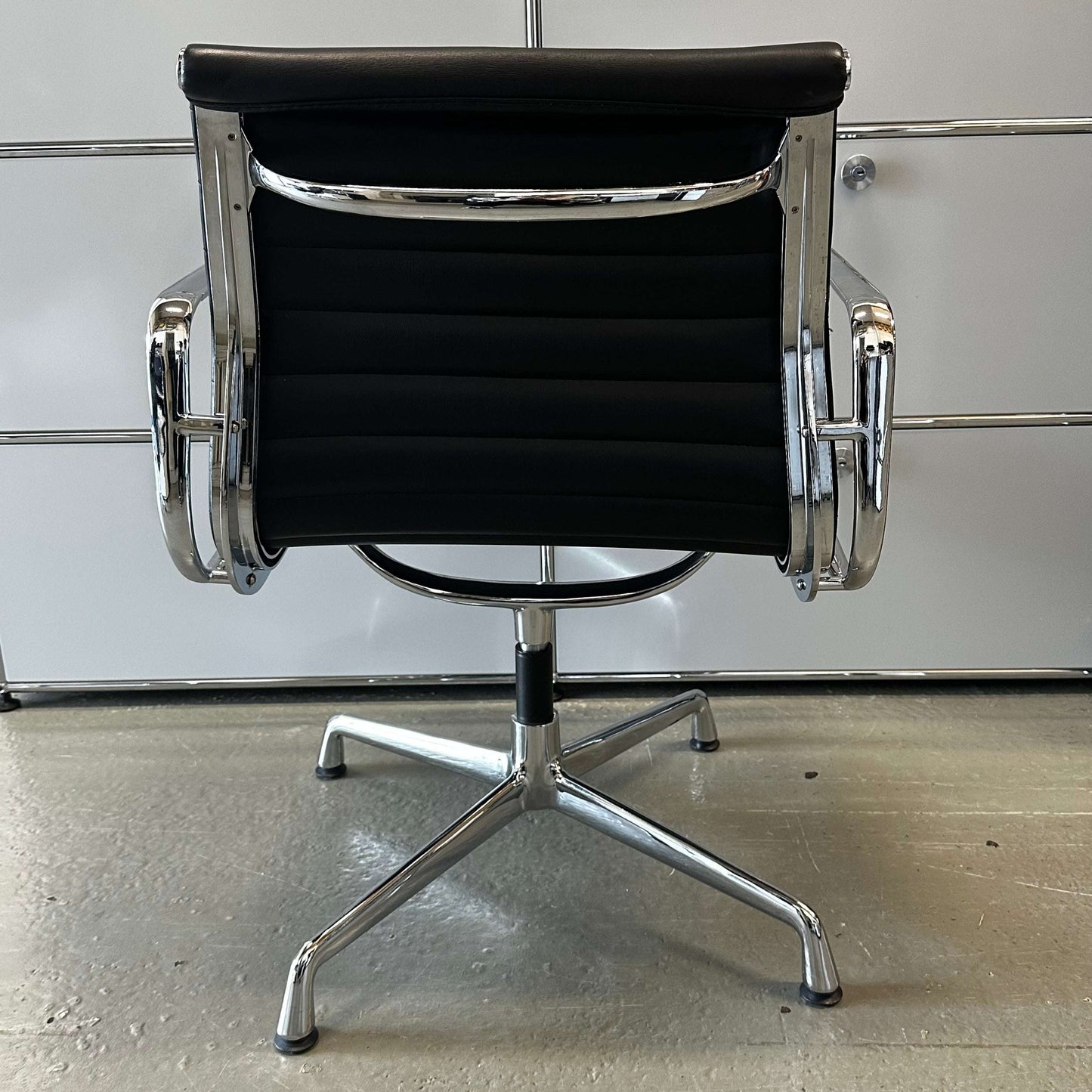 Black faux leather Stuhl im Vitra EA108 design replica office chair with chrome frame and swivel base