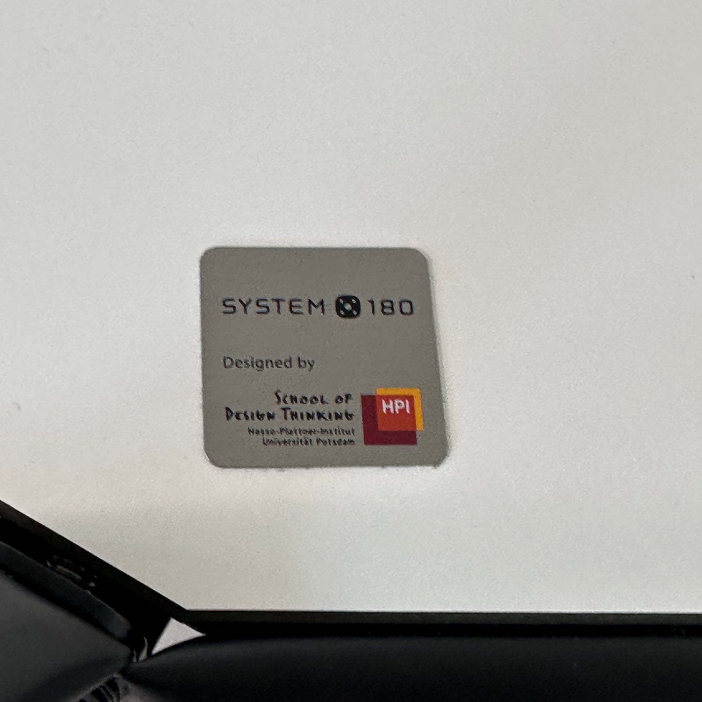 System 180 DT-Line Table T4 logo sticker, designed by HPI School of Design Thinking.