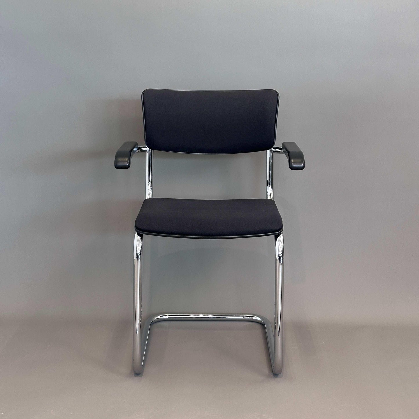 Thonet S 43 PVFST Freischwinger Stuhl mit schwarzem Polster und verchromtem Stahlrohrgestell