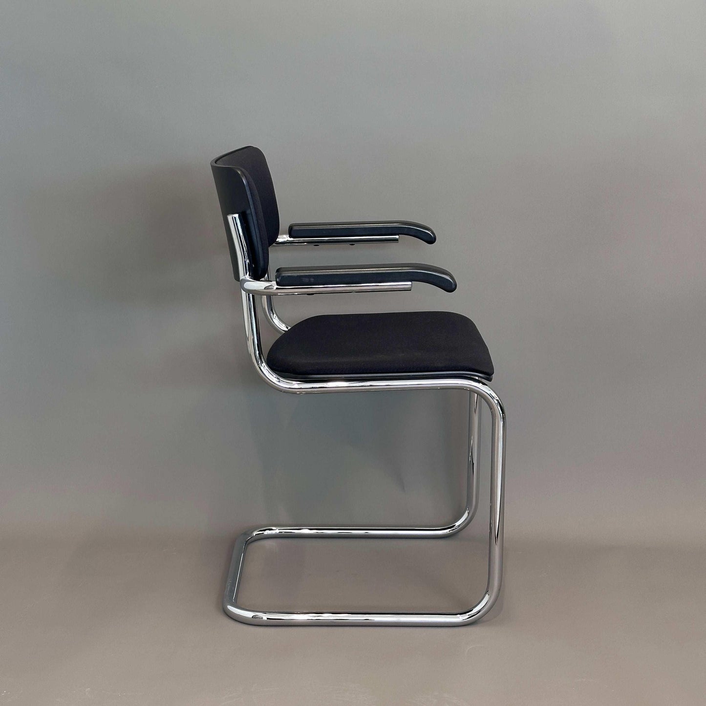 Thonet S 43 PVFST Freischwinger schwarz gepolstert mit verchromtem Stahlrohrgestell und schwarzer Buche Sitzfläche