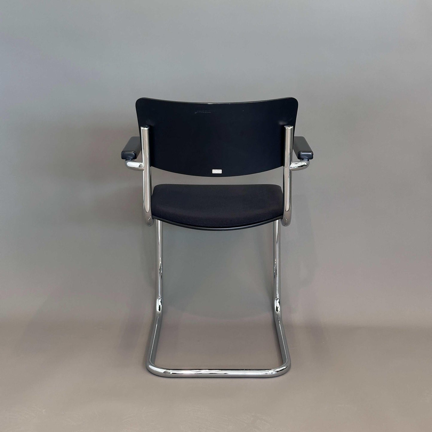 Thonet S 43 PVFST Freischwinger schwarz mit gepolsterter Sitzfläche und verchromtem Stahlrohrgestell