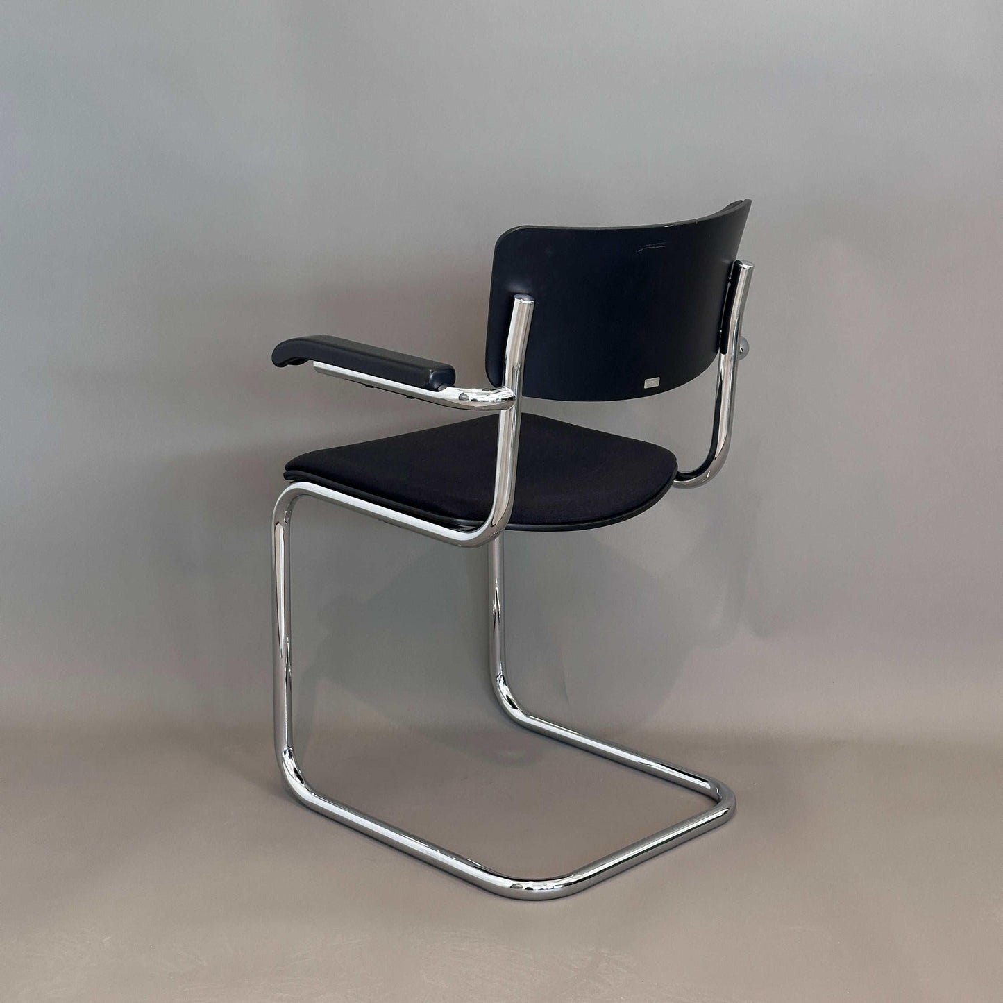 Thonet S 43 PVFST Freischwinger Stuhl schwarz gepolstert mit verchromtem Stahlrohrgestell und schwarzer gebeizter Buchenlehne