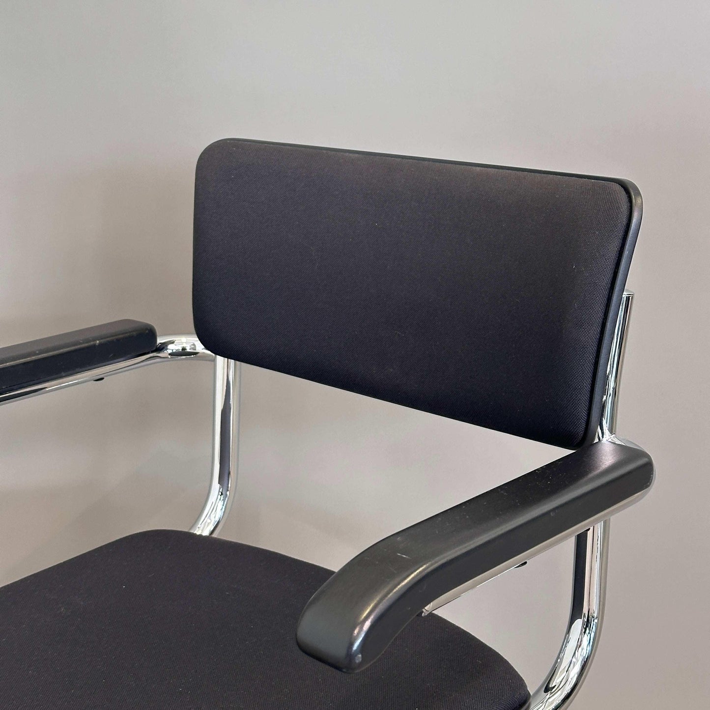 Thonet S 43 PVFST Freischwinger mit schwarzer Polsterung, Buche schwarz gebeizt, verchromtes Stahlrohrgestell