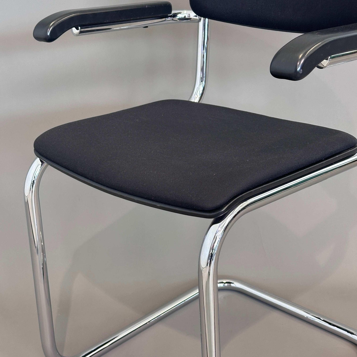 Thonet S 43 PVFST Freischwinger schwarzer gepolsterter Sitz mit verchromtem Stahlrohrgestell
