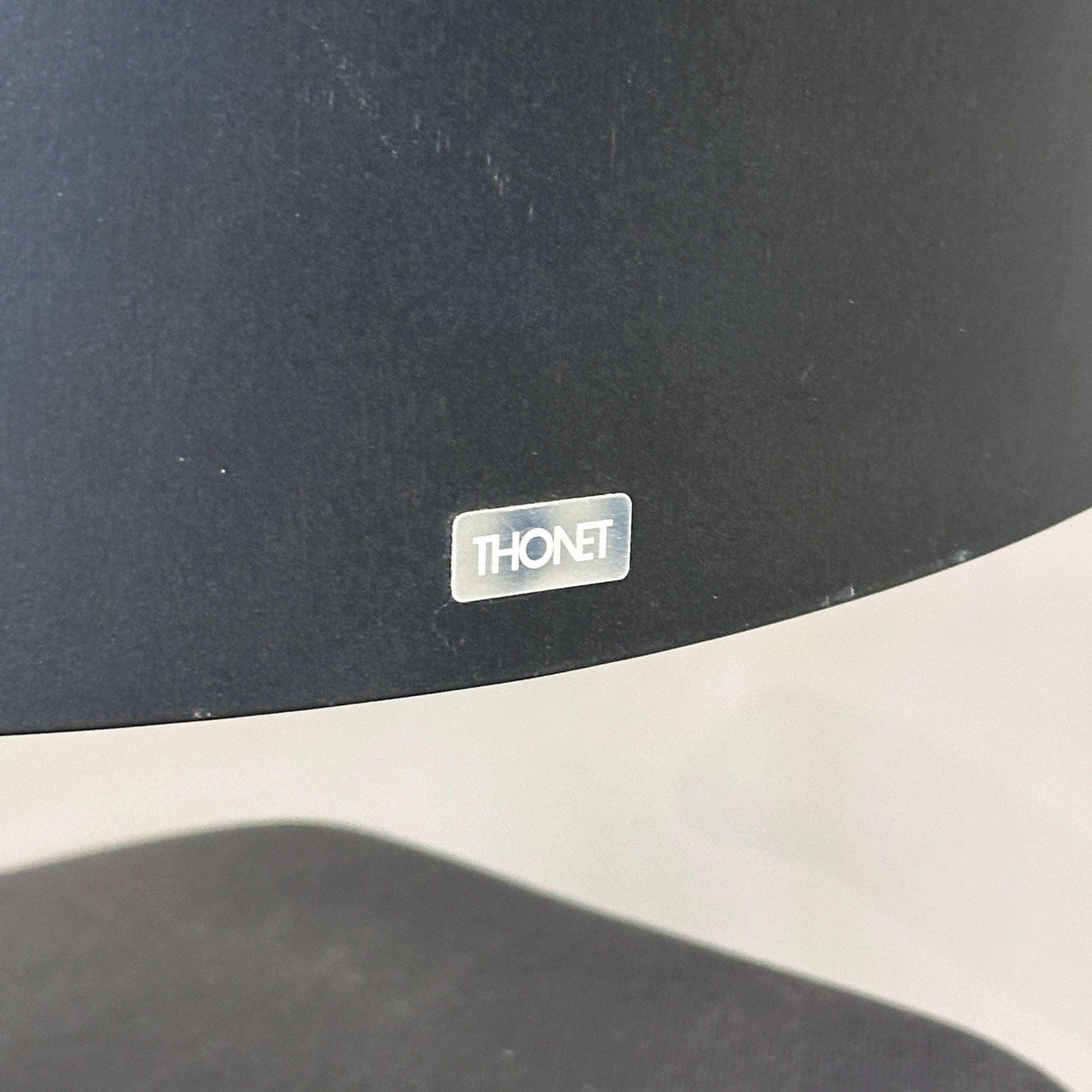 Thonet S 43 PVFST Freischwinger Stuhl schwarz mit gepolsterter Sitzfläche und verchromtem Stahlrohrgestell