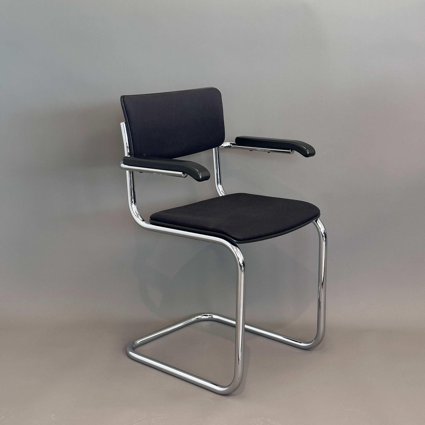 Thonet S 43 PVFST Freischwinger schwarz gepolstert mit verchromtem Stahlrohrgestell und schwarzer Buchensitzfläche