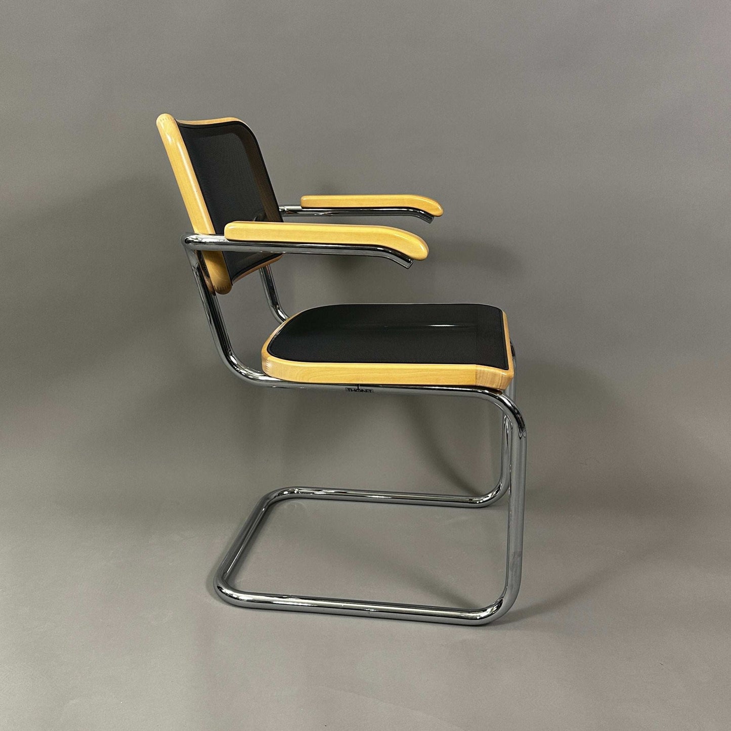 Thonet S 64N Freischwinger Stuhl mit Armlehnen aus hellem Buchenholz, schwarzem Netzsitz und verchromtem Stahlrohrgestell, Design Marcel Breuer 1929/30